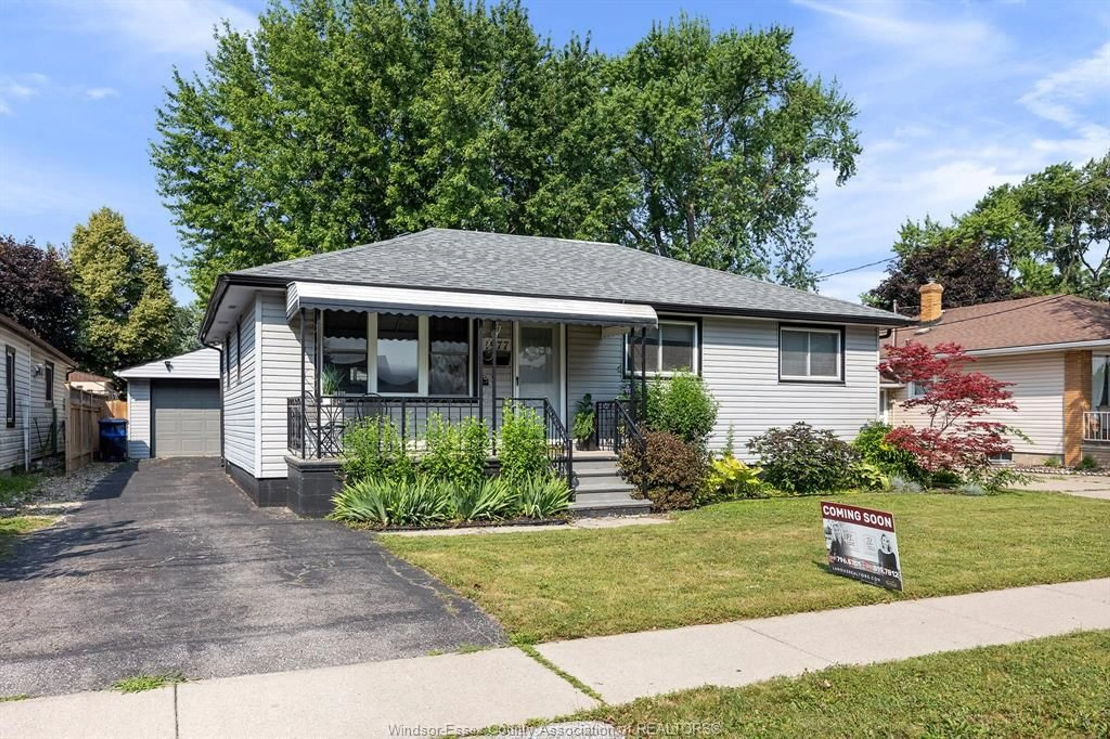 Home with vinyl exterior material, street for 1977 JEFFERSON Blvd, Windsor Ontario N8T 3H8