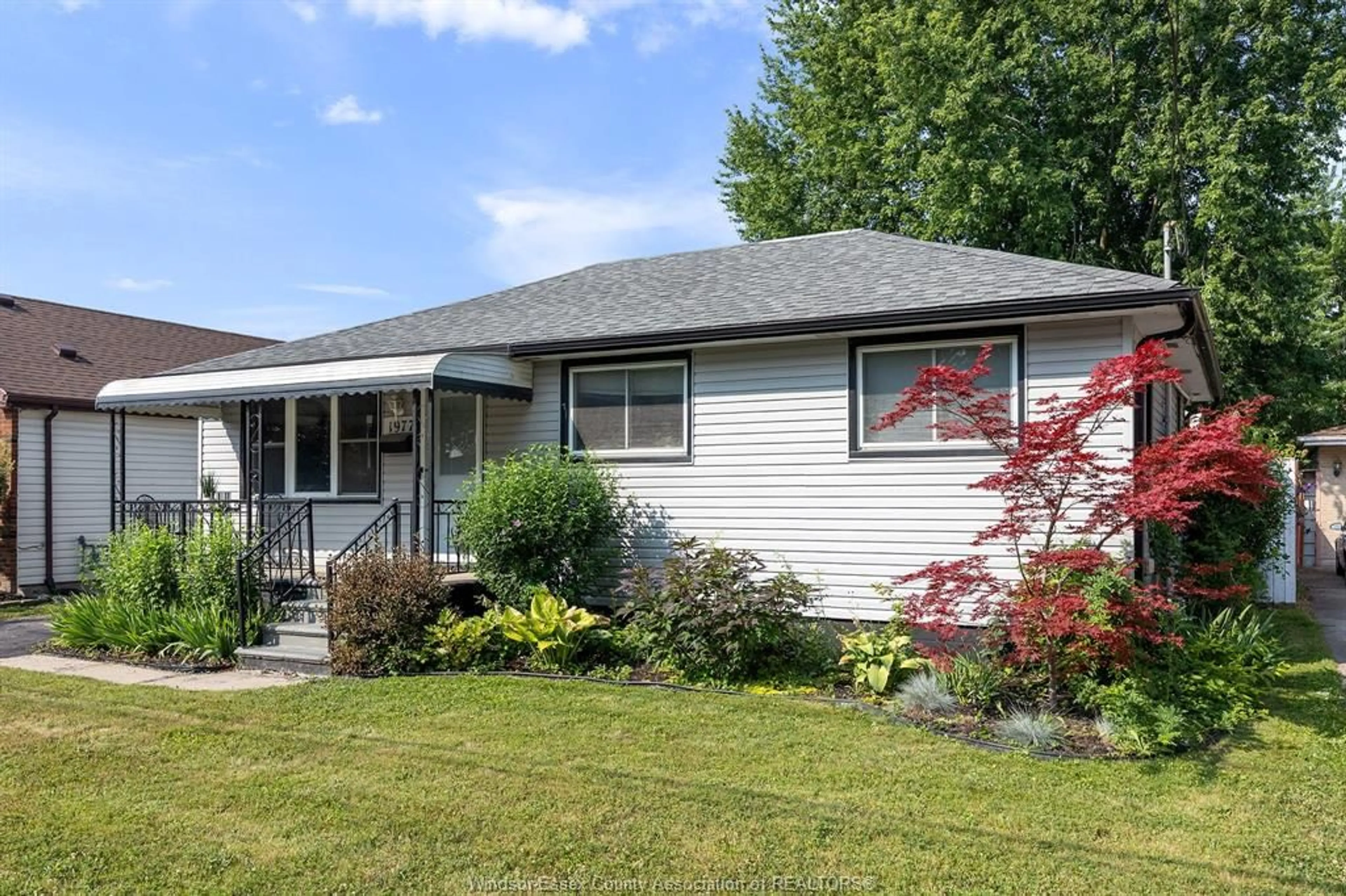 Home with vinyl exterior material, street for 1977 JEFFERSON Blvd, Windsor Ontario N8T 3H8