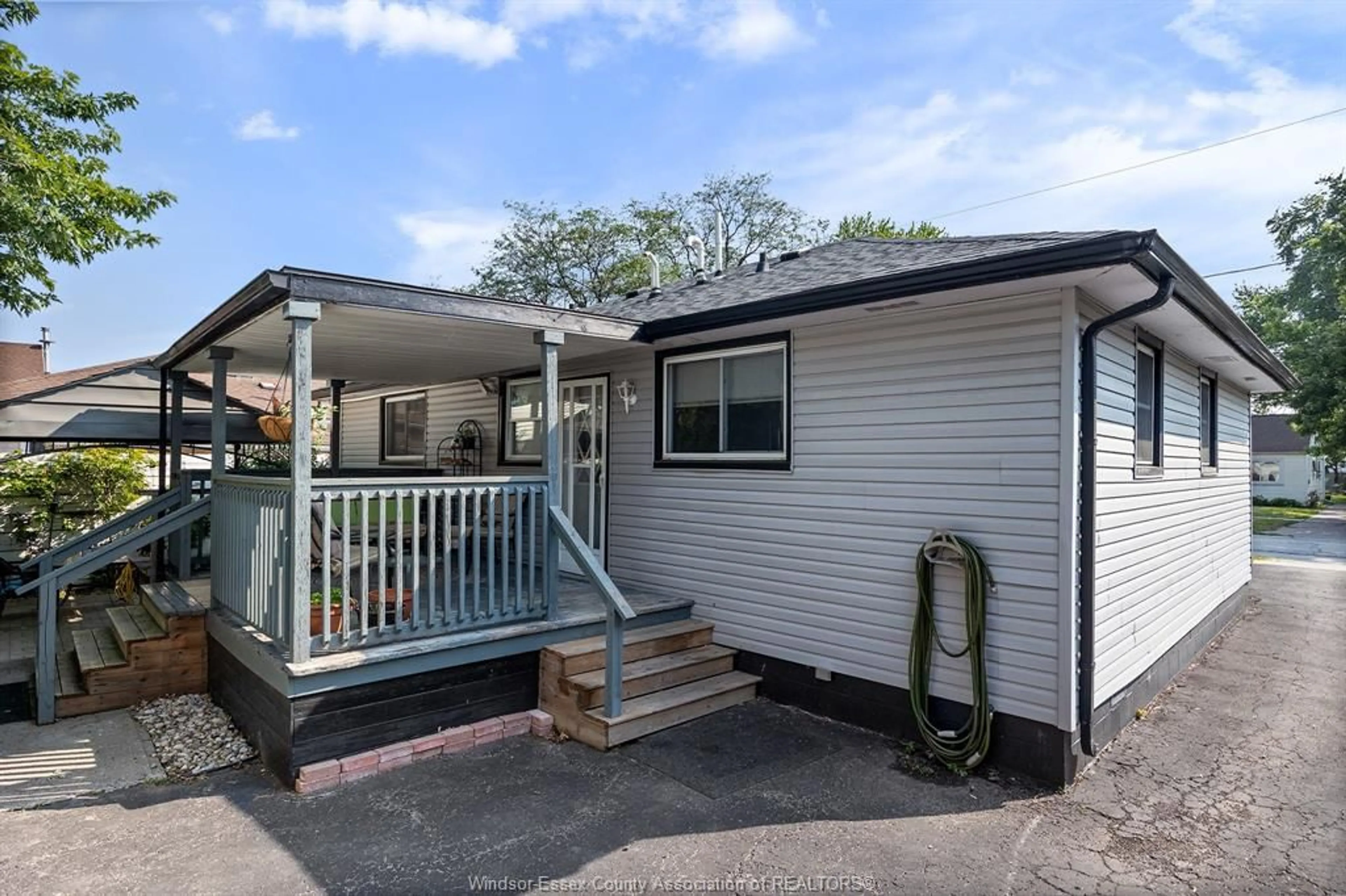 Home with vinyl exterior material, street for 1977 JEFFERSON Blvd, Windsor Ontario N8T 3H8