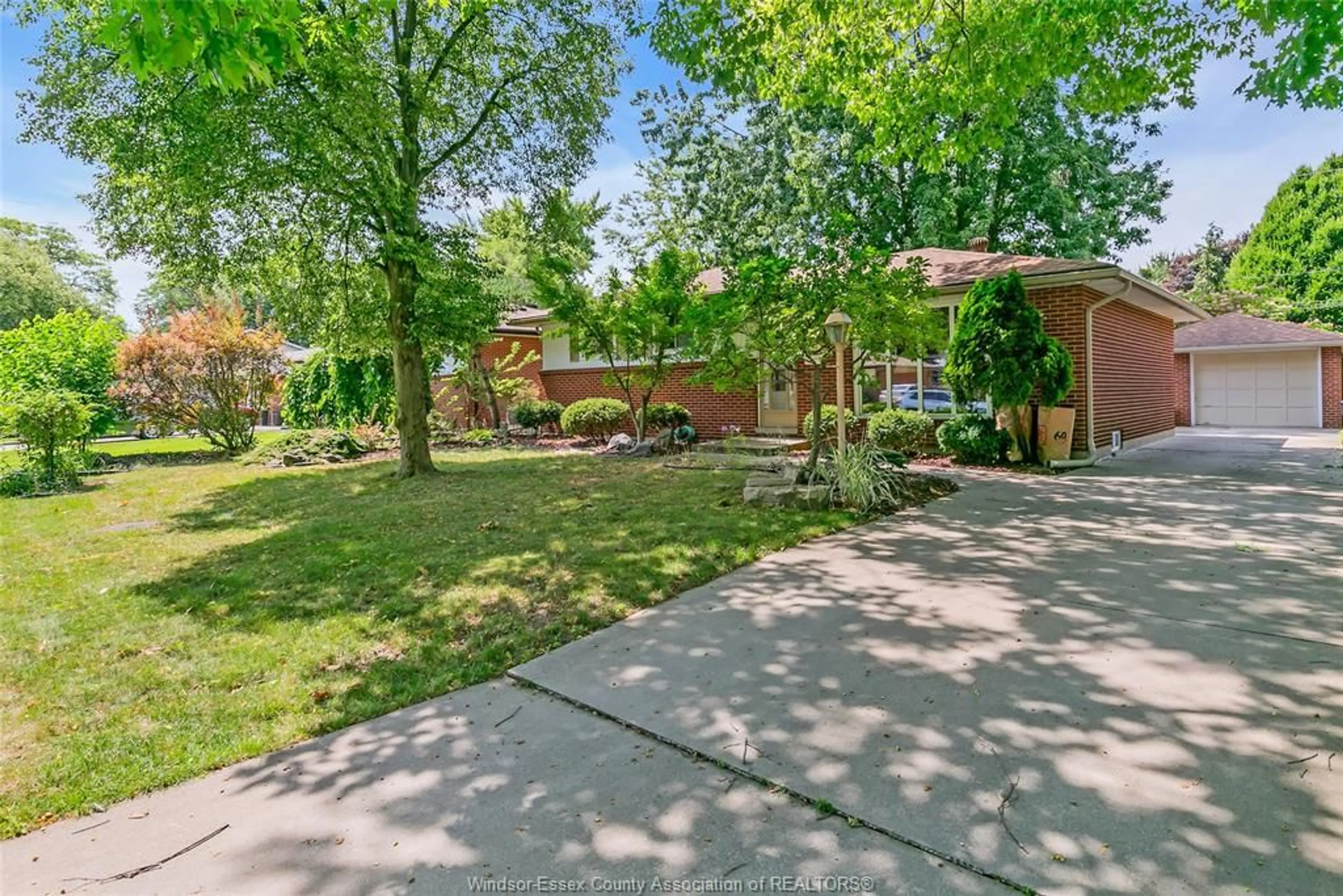A pic from outside/outdoor area/front of a property/back of a property/a pic from drone, street for 2891 RIVIERA, Windsor Ontario N9E 3A5