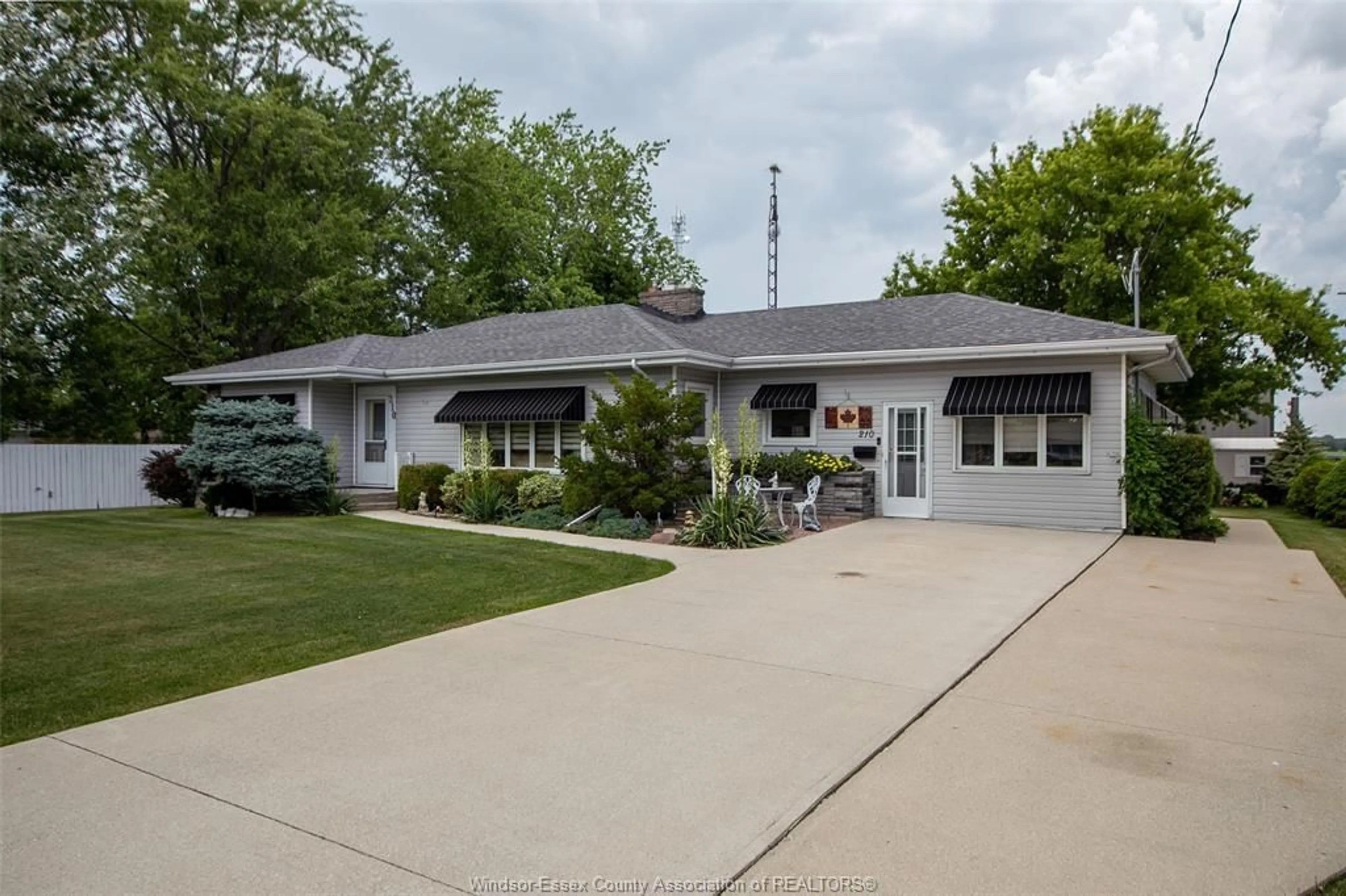 A pic from outside/outdoor area/front of a property/back of a property/a pic from drone, street for 210 ERIE St, Merlin Ontario N0P 1W0