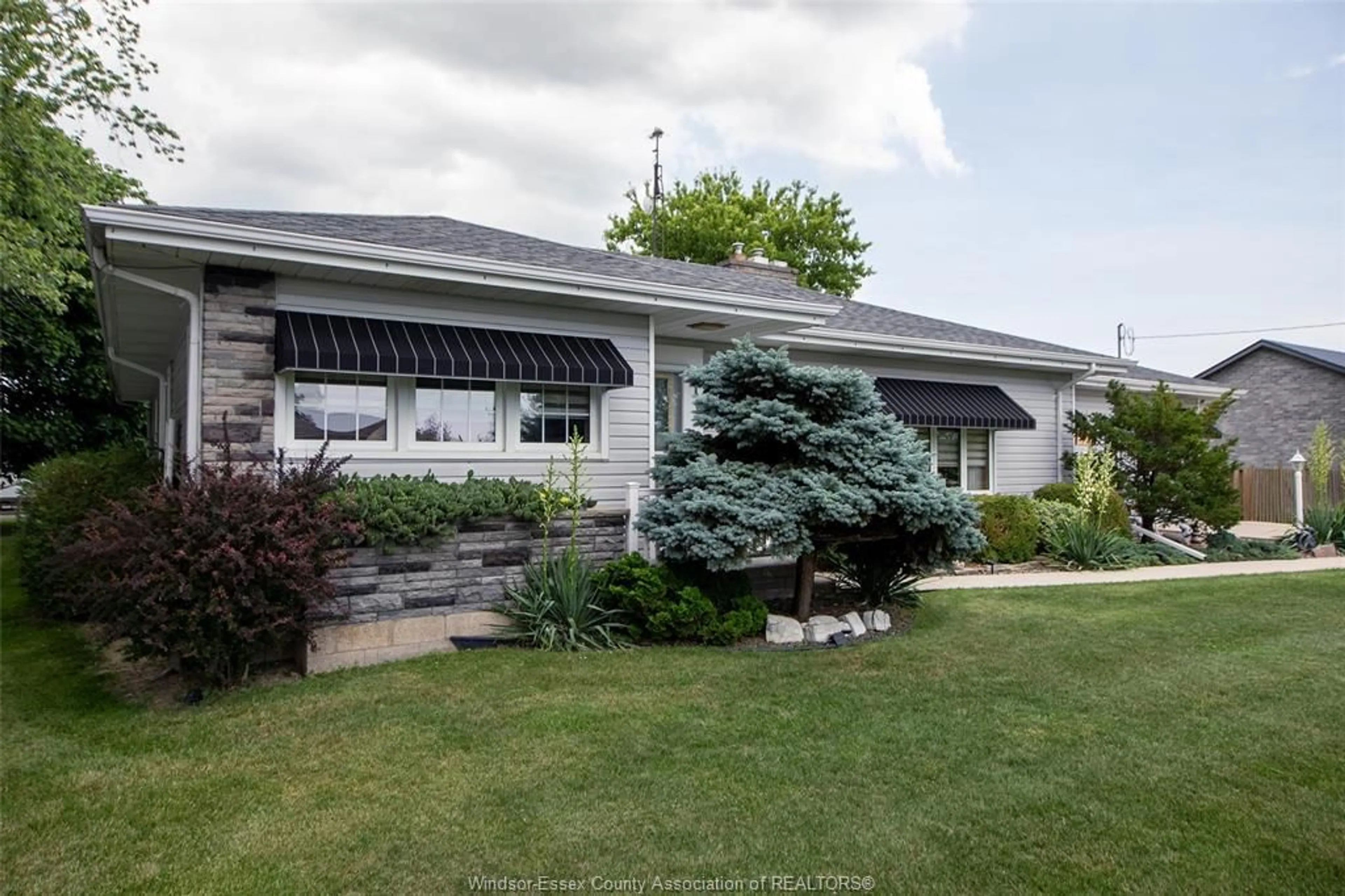 Home with vinyl exterior material, street for 210 ERIE St, Merlin Ontario N0P 1W0