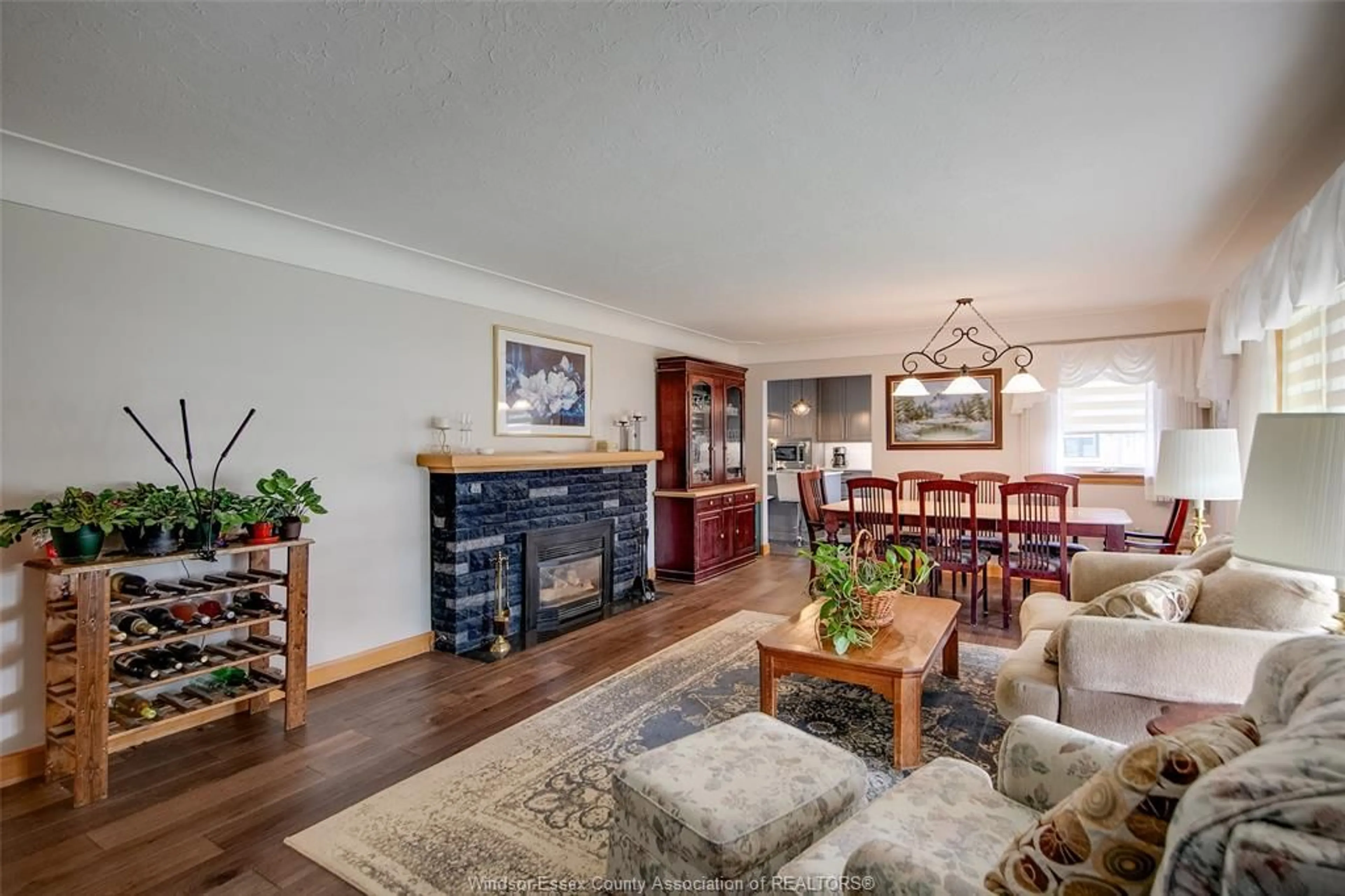 Living room with furniture, wood/laminate floor for 210 ERIE St, Merlin Ontario N0P 1W0