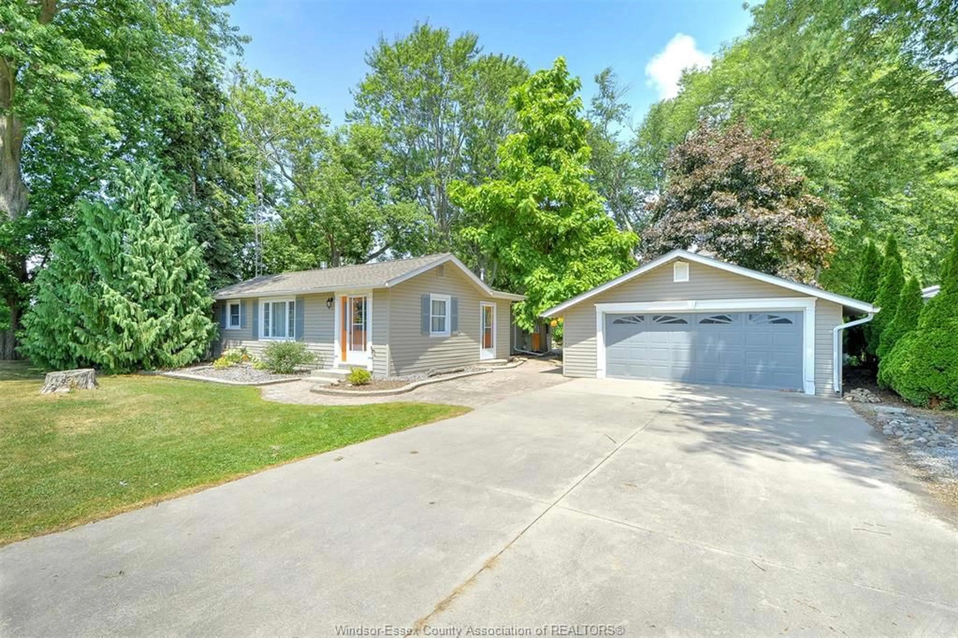 A pic from outside/outdoor area/front of a property/back of a property/a pic from drone, unknown for 852 LAWRENCE Ave, Harrow Ontario N0R 1G0