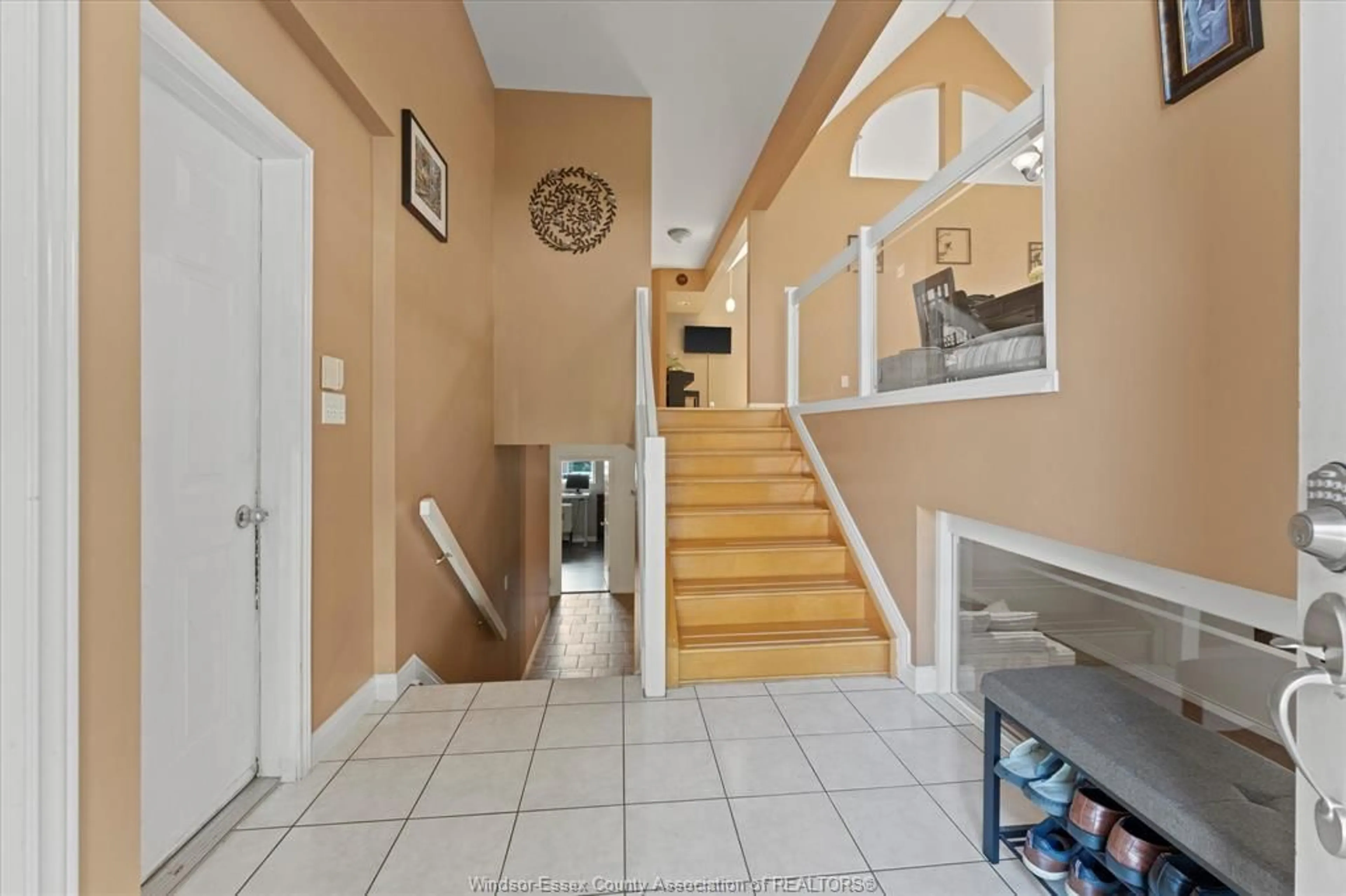 Indoor foyer for 560 Revland Dr, Tecumseh Ontario N8N 4T1