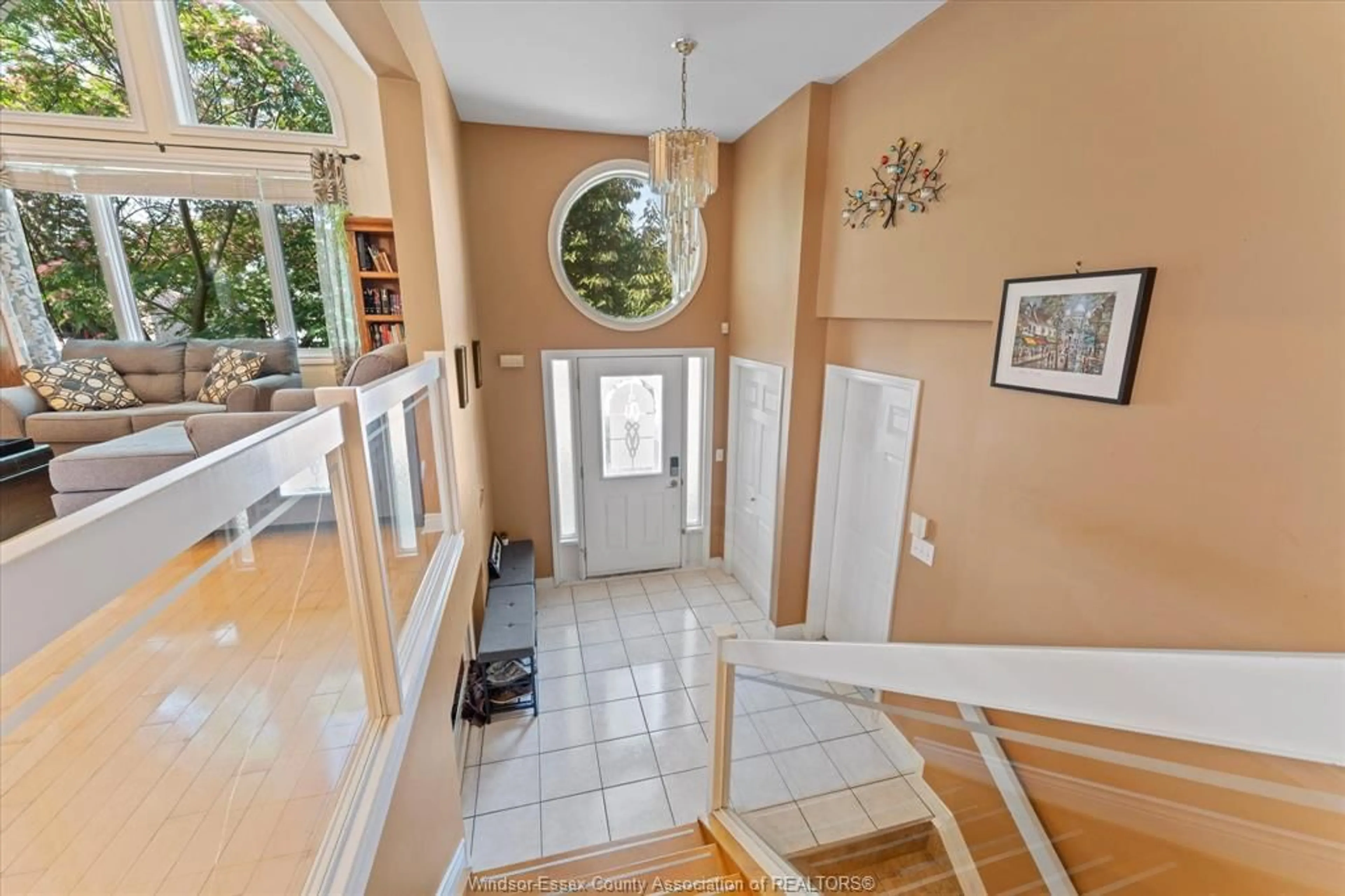 Indoor entryway for 560 Revland Dr, Tecumseh Ontario N8N 4T1