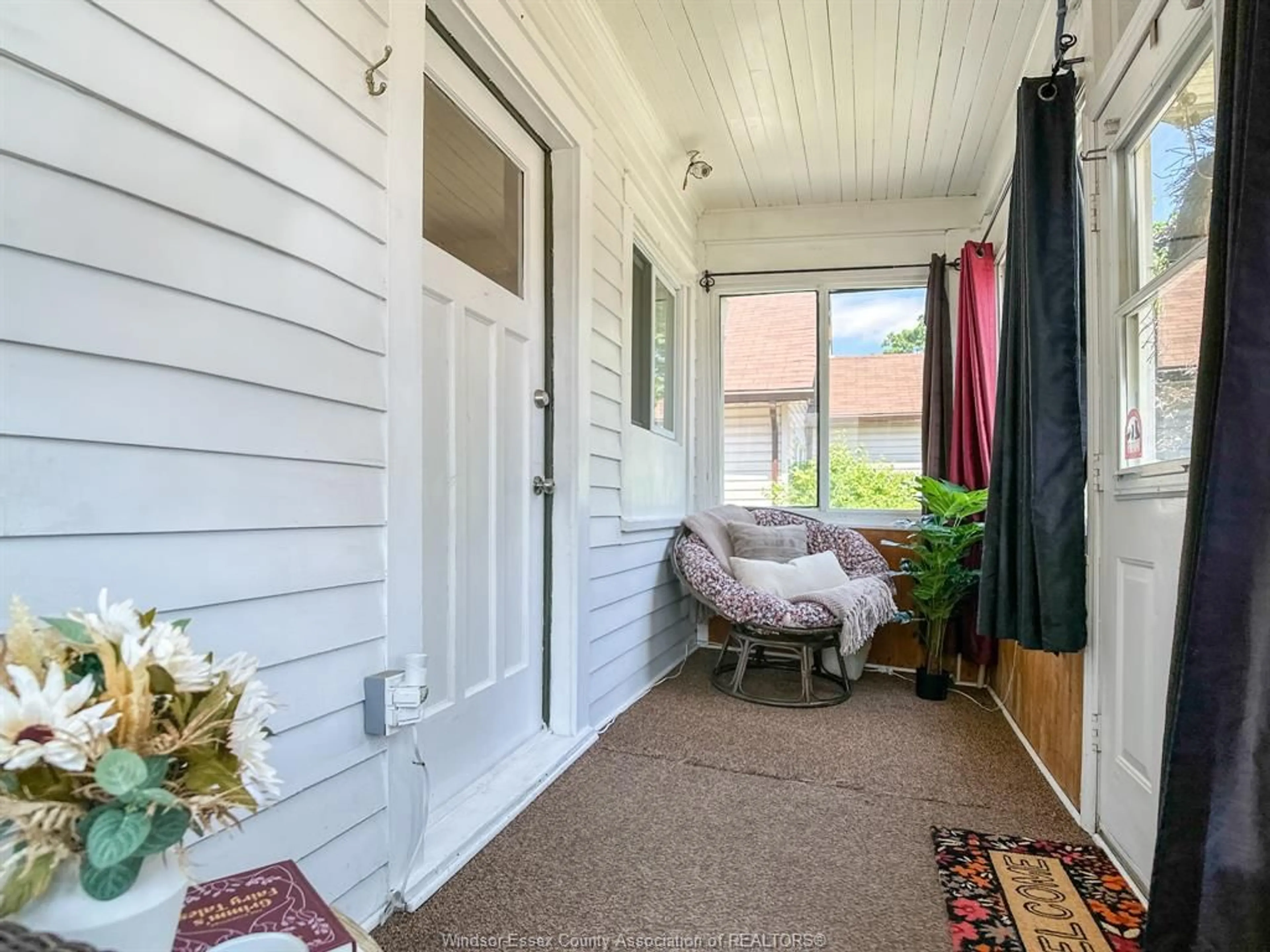 Indoor entryway for 1783 HALL, Windsor Ontario N8W 2L5