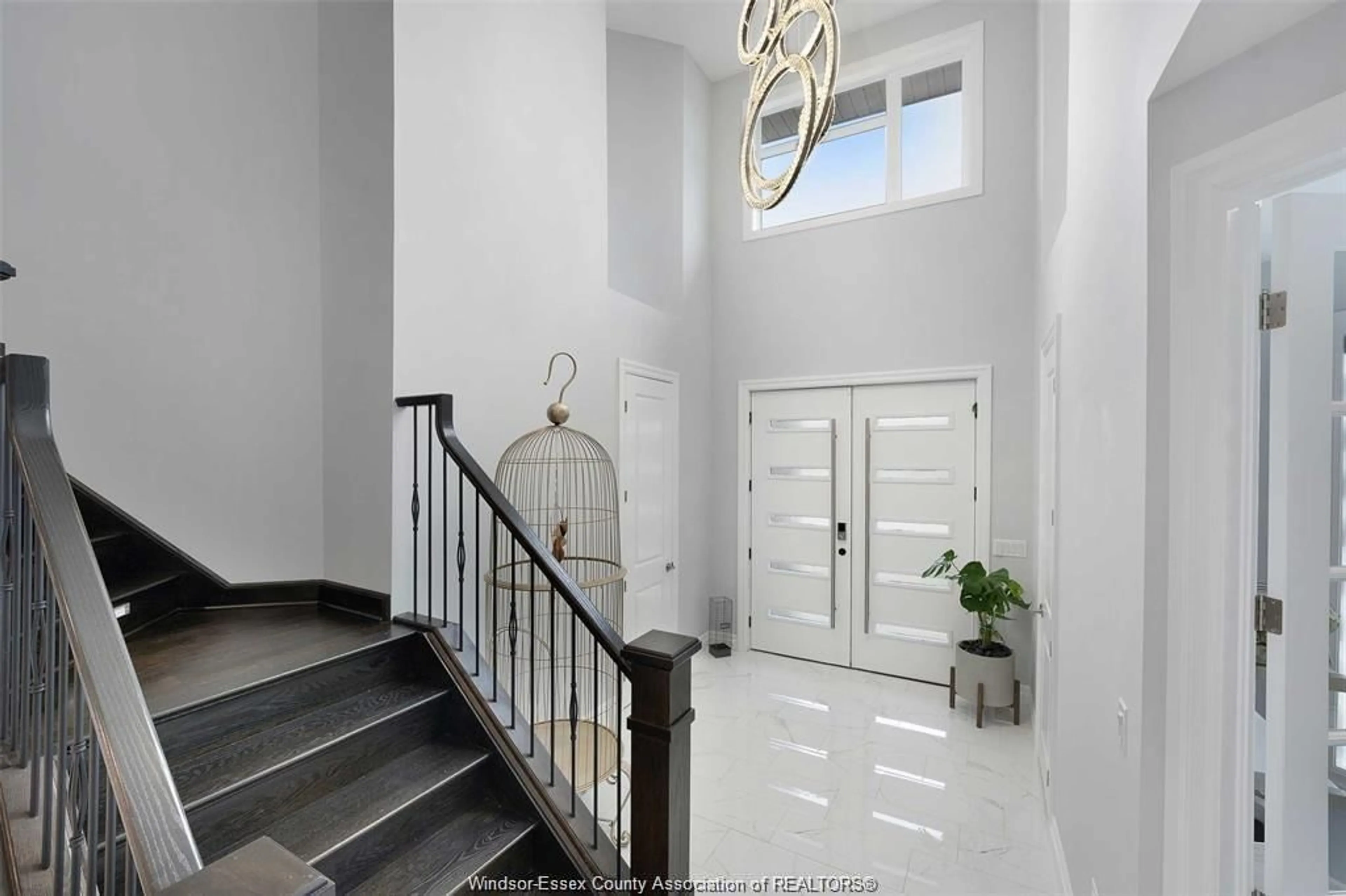 Indoor entryway for 530 DONLON, LaSalle Ontario N9J 3Y3