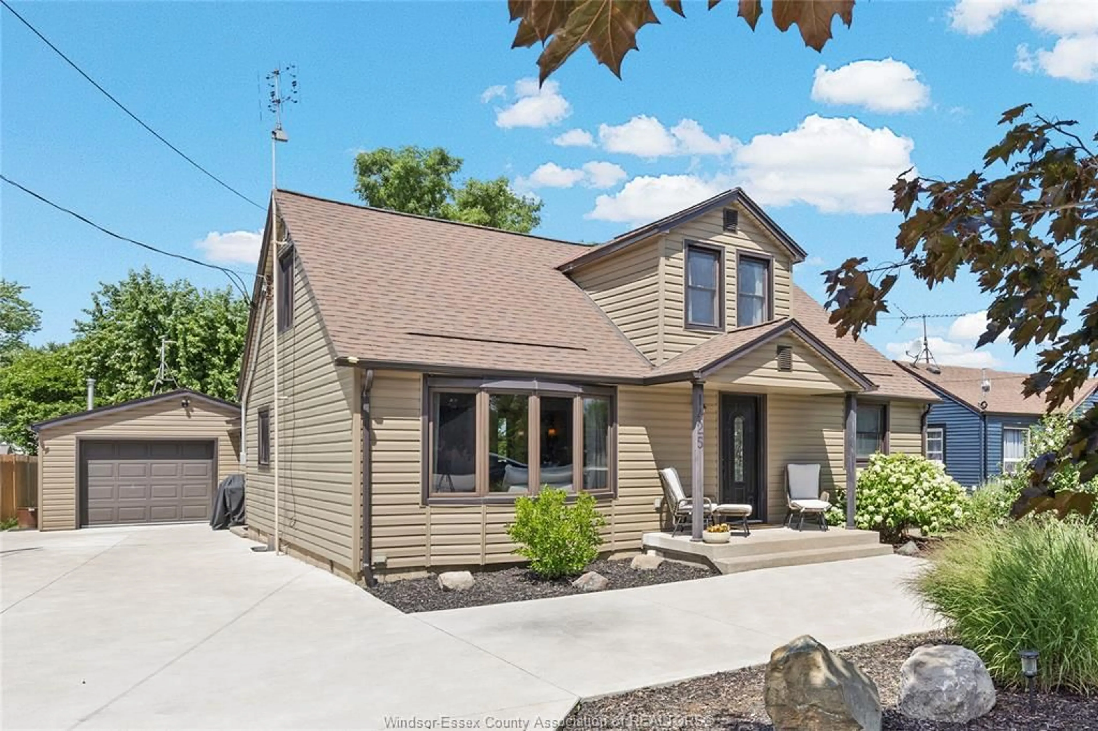 Home with vinyl exterior material, street for 1425 ERIE Rd, Harrow Ontario N0R 1G0