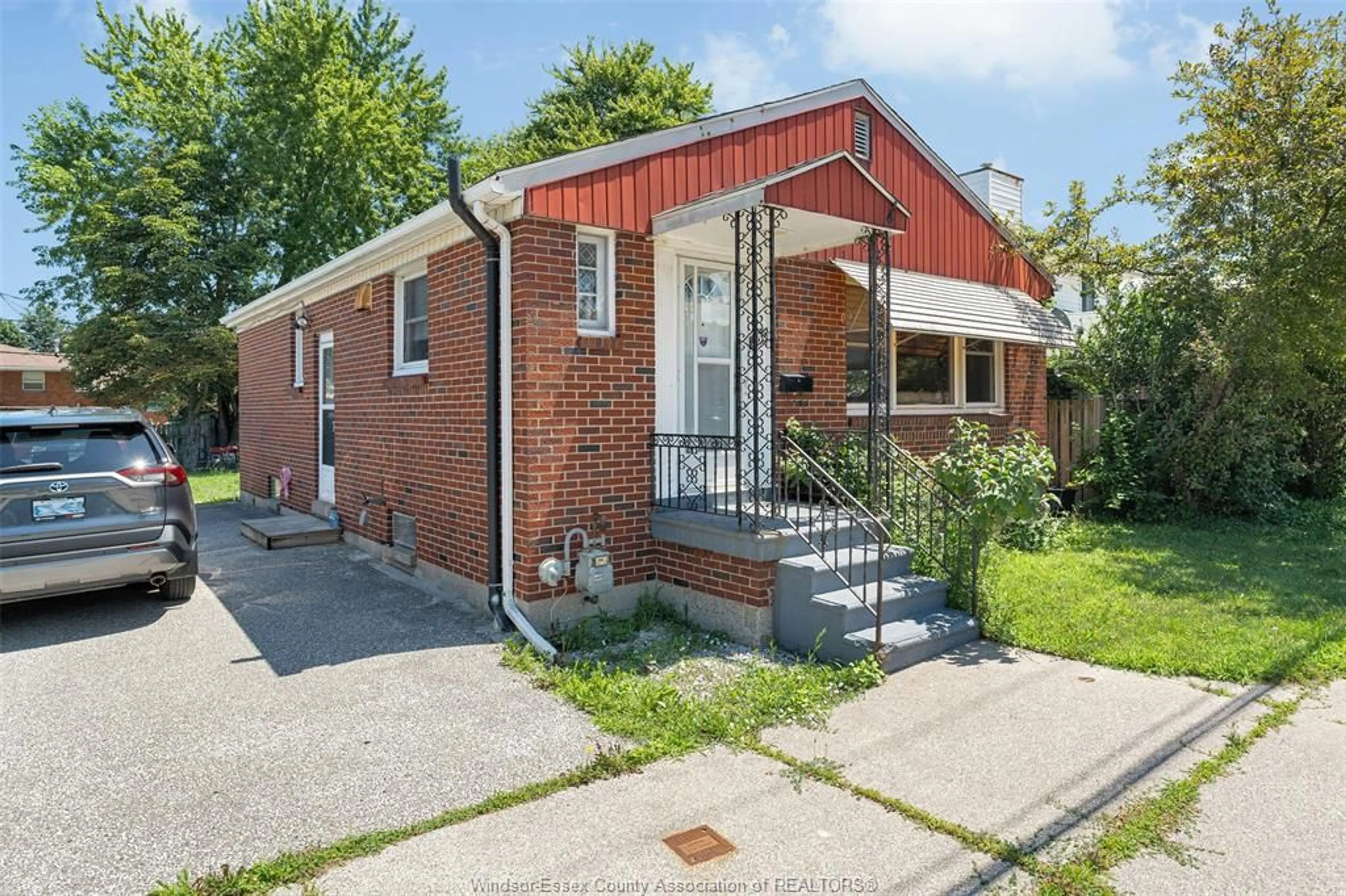 Home with brick exterior material, street for 850 LAUZON, Windsor Ontario N8S 3M5