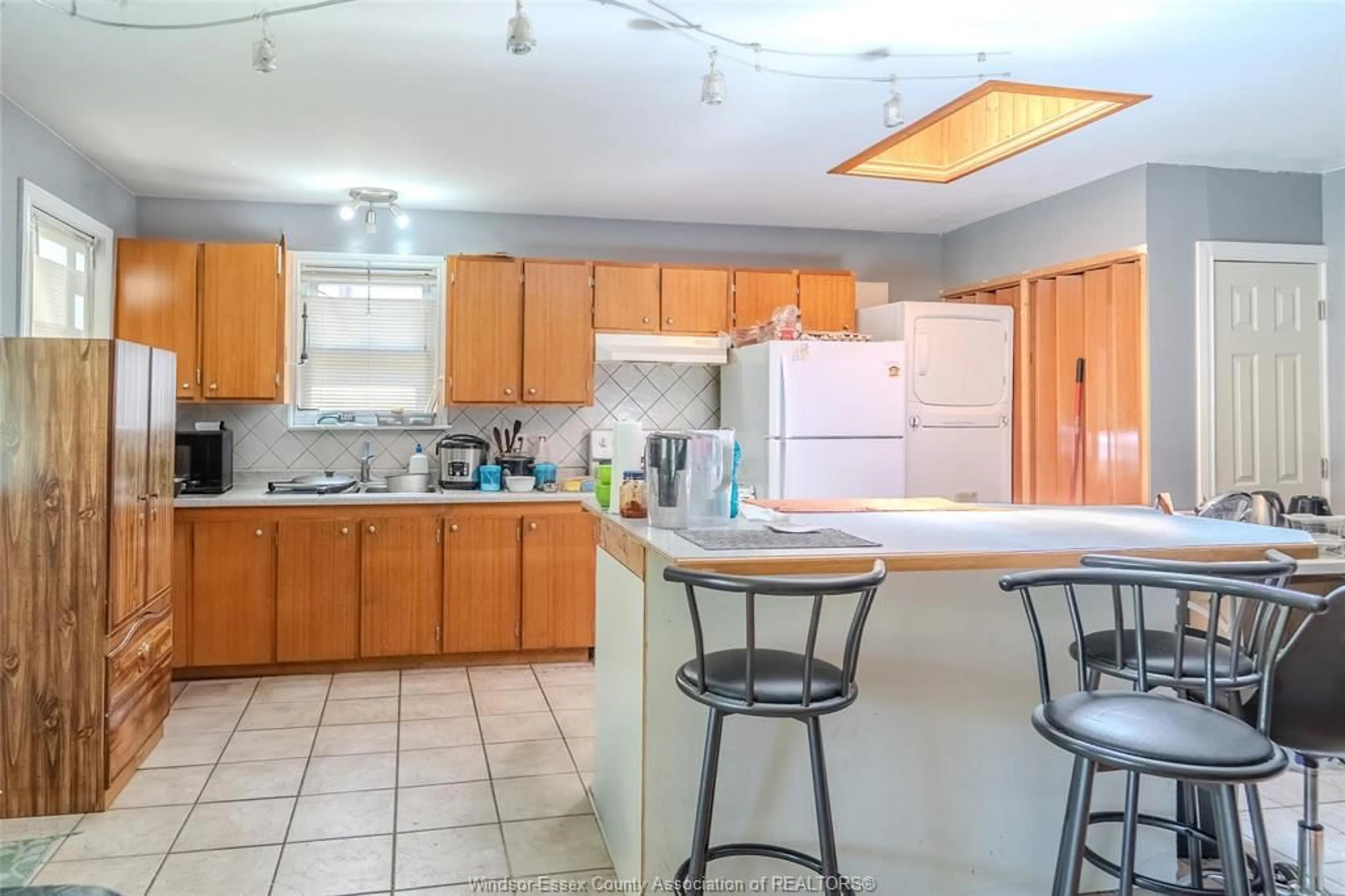 Standard kitchen, ceramic/tile floor for 3594 BLOOMFIELD Rd, Windsor Ontario N9C 1R7