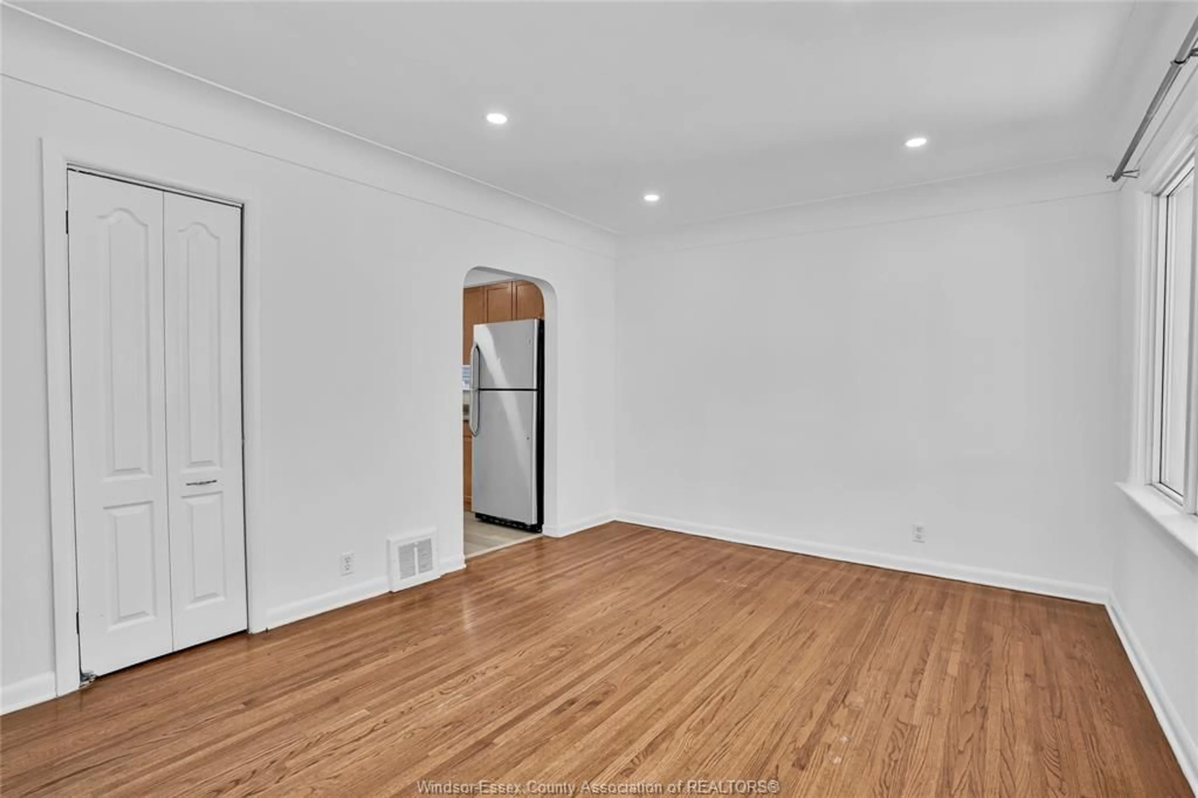 A pic of a room for 3877 BIRCH St, Windsor Ontario N9C 1Z4