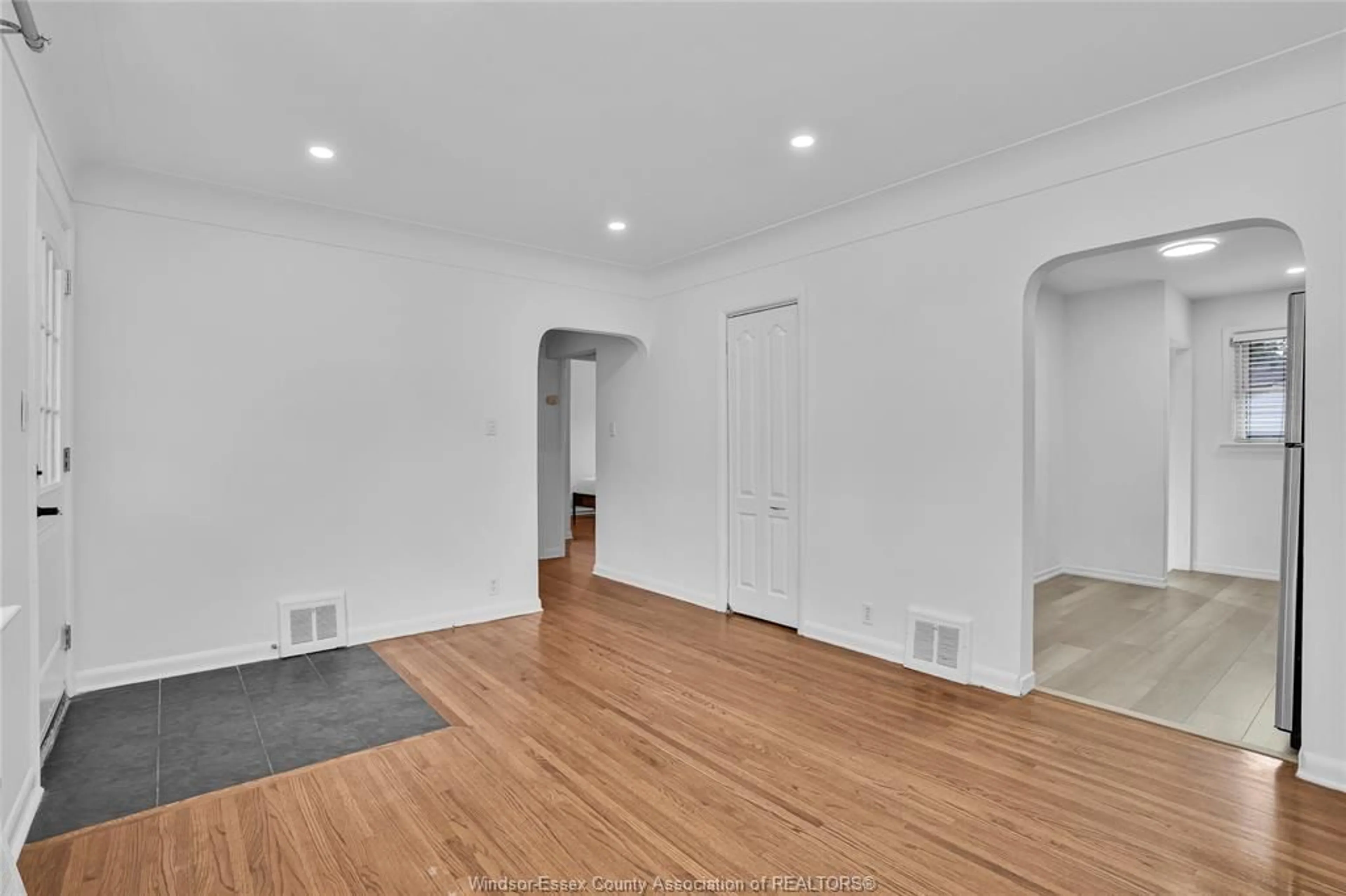 A pic of a room for 3877 BIRCH St, Windsor Ontario N9C 1Z4