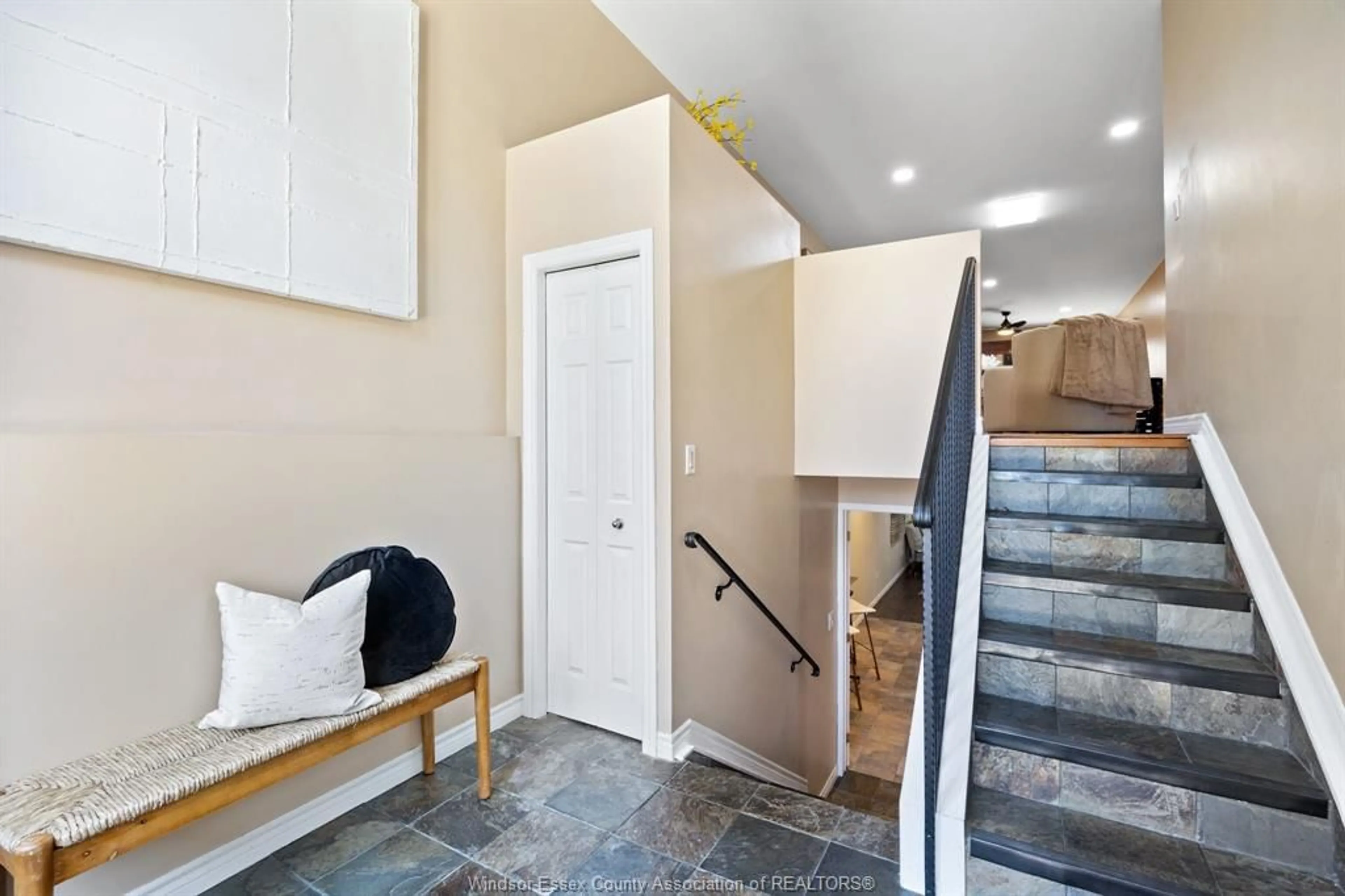 Indoor entryway for 11875 BOULDER Cres, Windsor Ontario N8P 1Z4