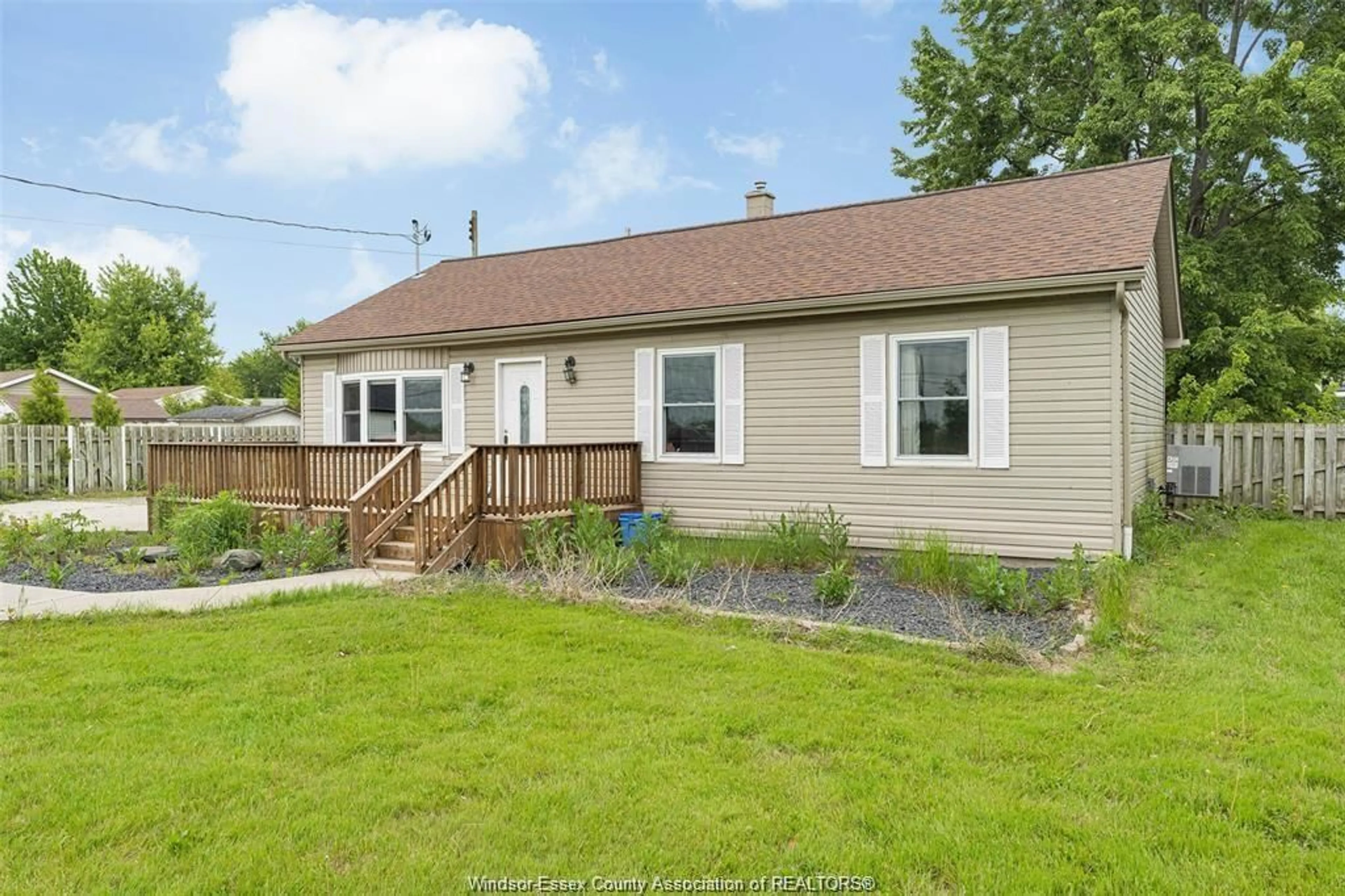 Home with vinyl exterior material, unknown for 525 HIGHWAY 77, Leamington Ontario N8H 3V8