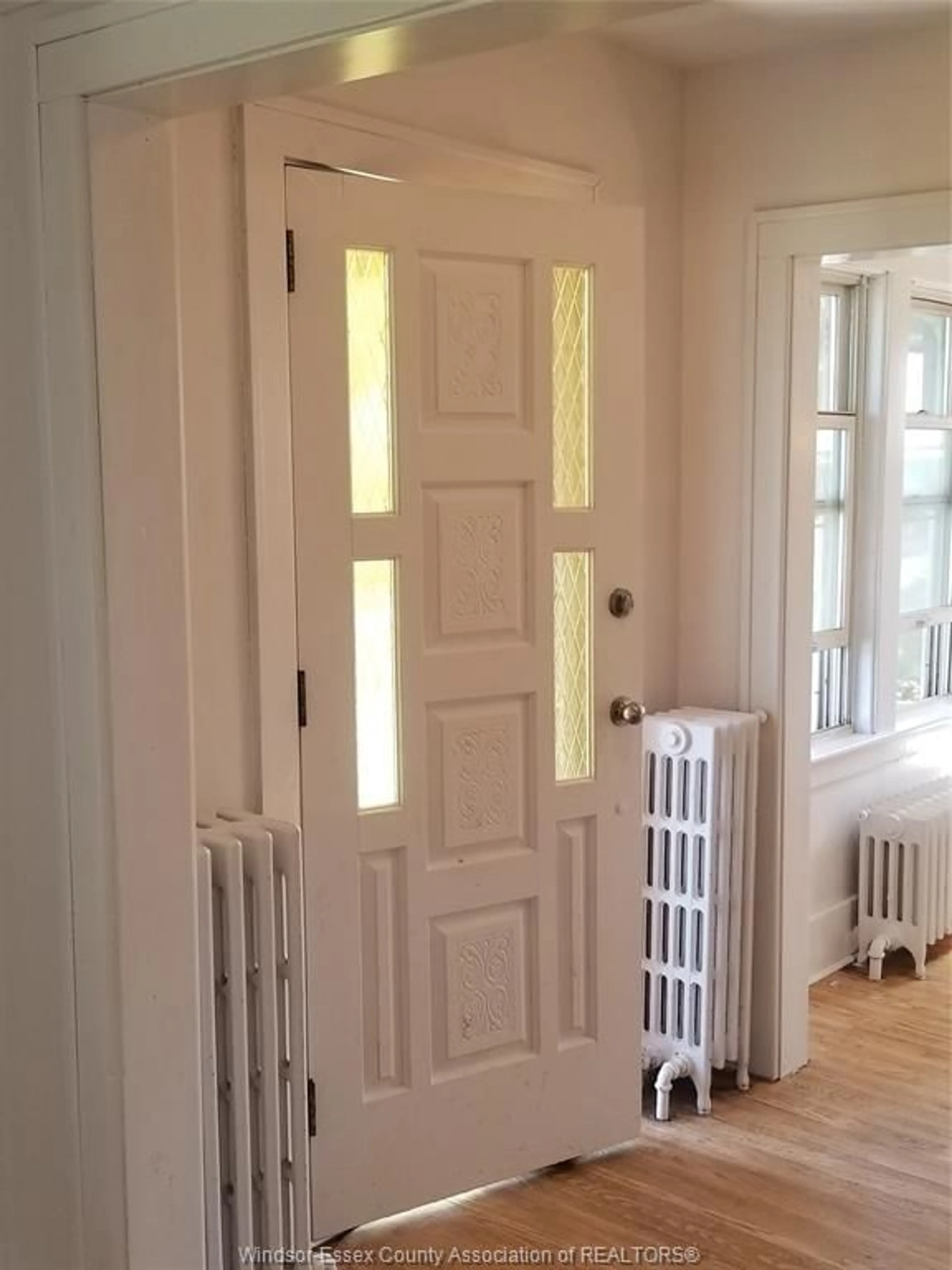 Indoor entryway for 2164 GRAND MARAIS, Windsor Ontario N8W 1W2