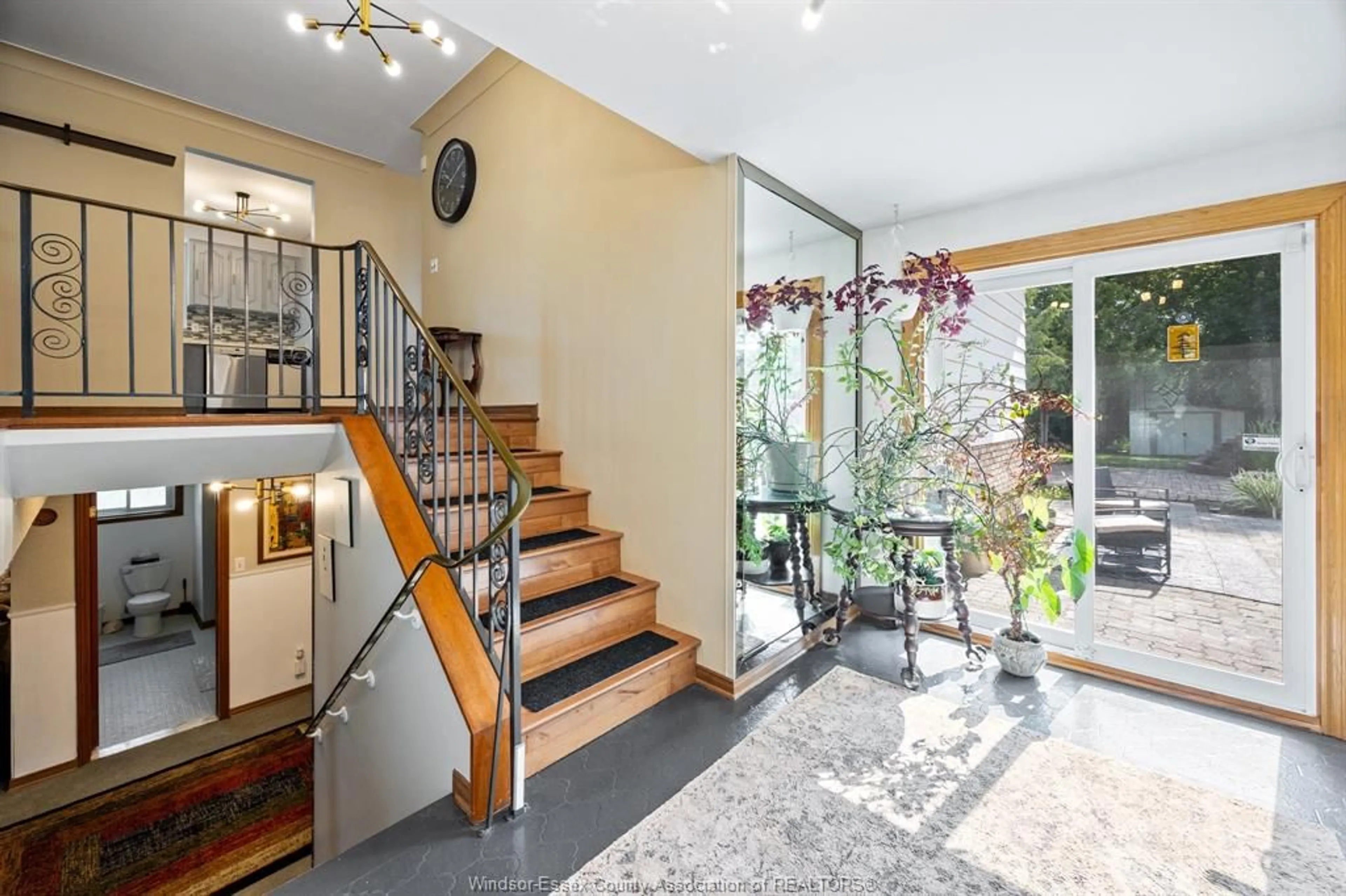 Indoor foyer for 224 WILLOWWOOD Dr, Lakeshore Ontario N8L 1C4