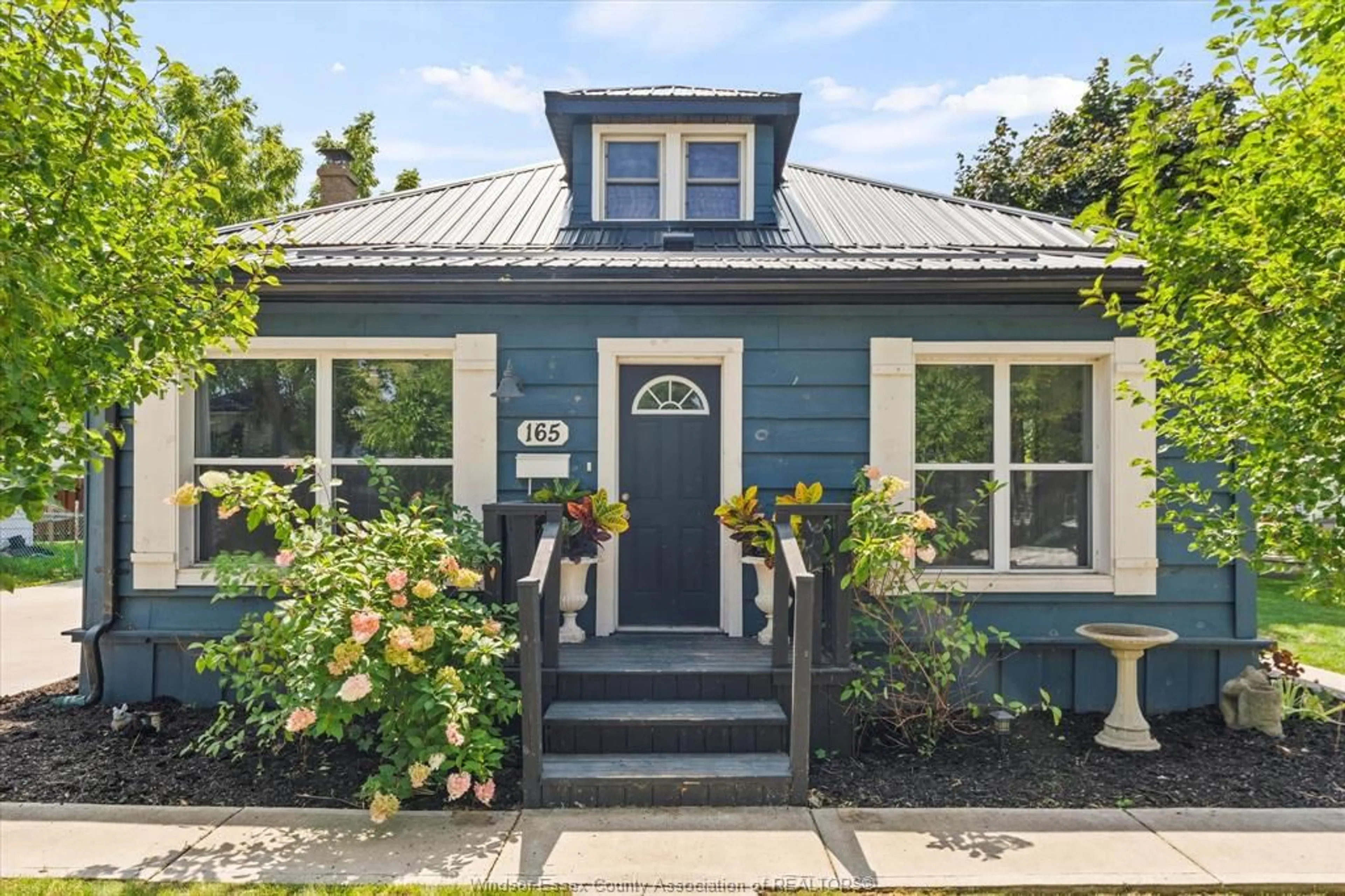 Home with vinyl exterior material, street for 165 PARK St, Amherstburg Ontario N9V 1P3