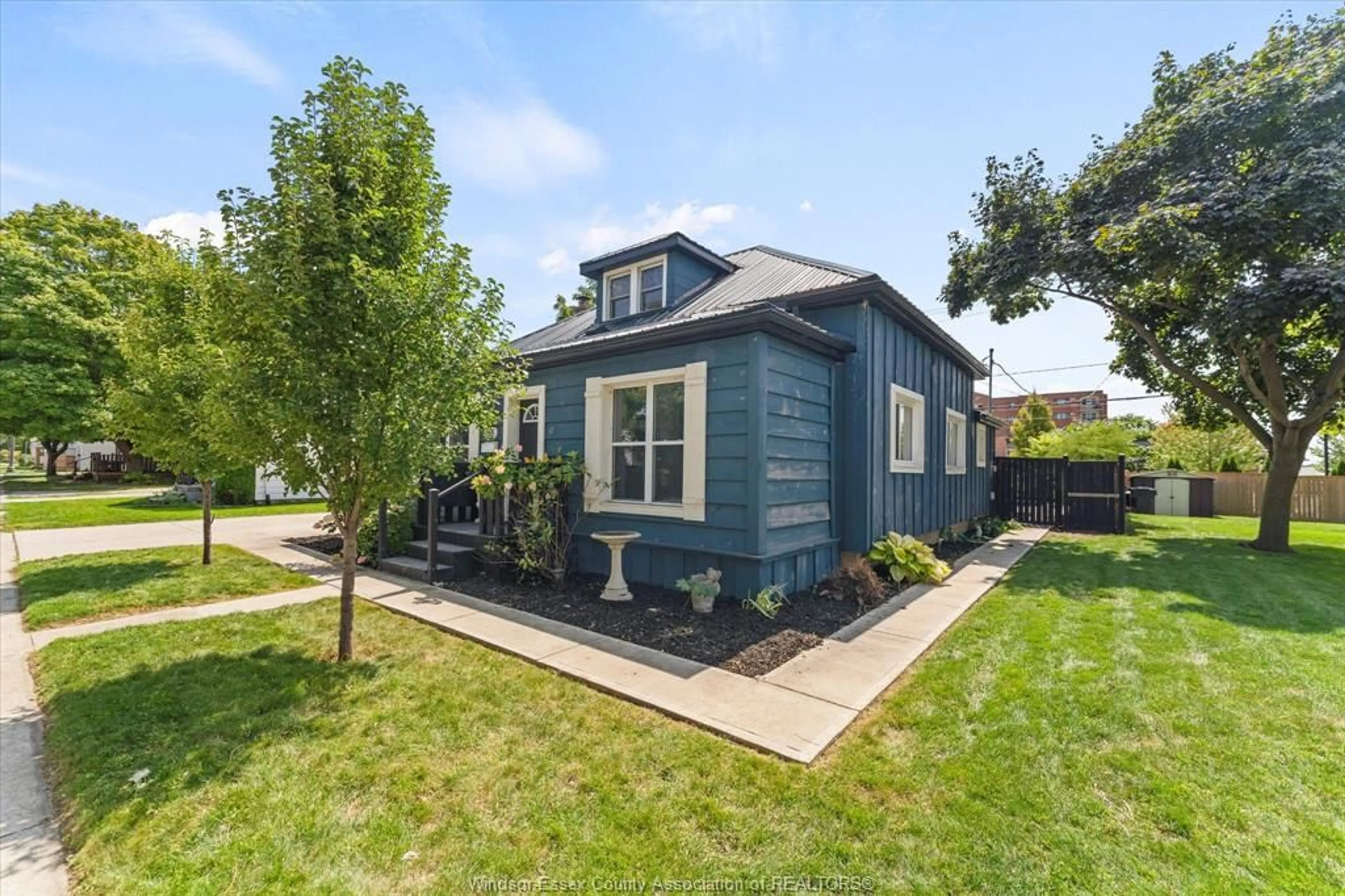 Home with vinyl exterior material, street for 165 PARK St, Amherstburg Ontario N9V 1P3