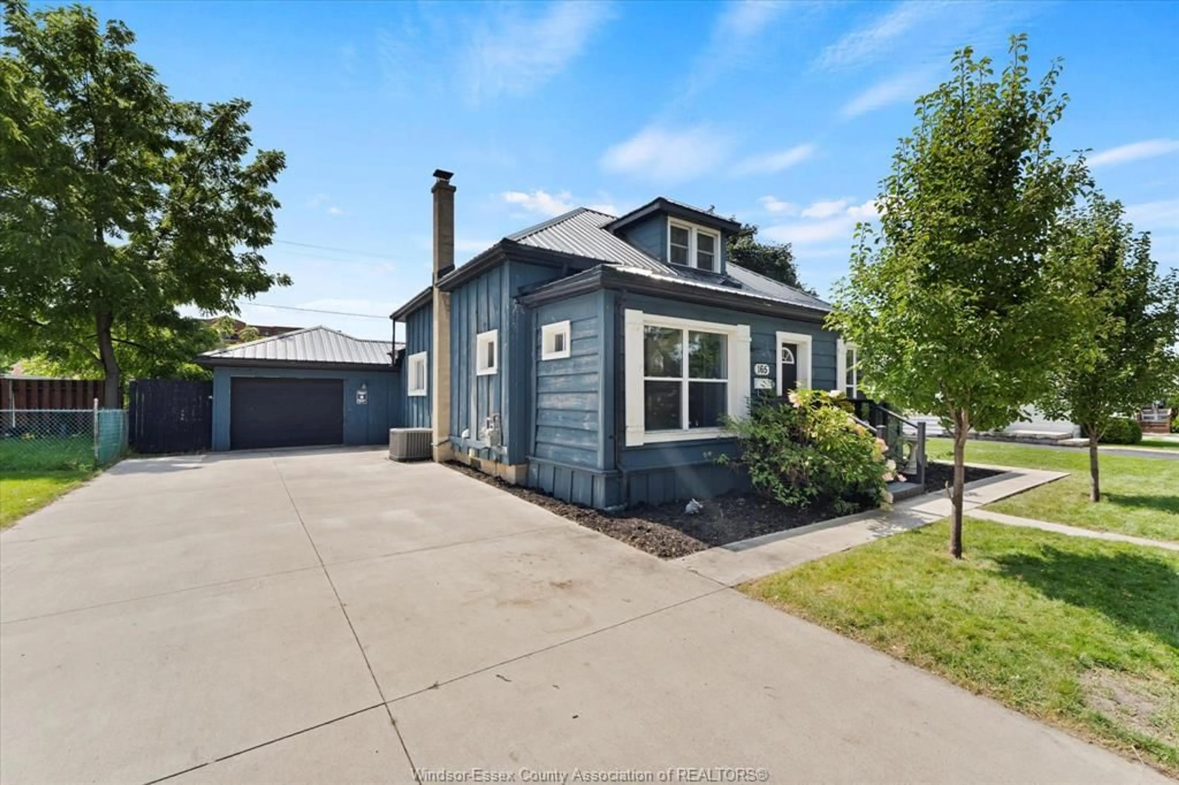 Home with vinyl exterior material, street for 165 PARK St, Amherstburg Ontario N9V 1P3