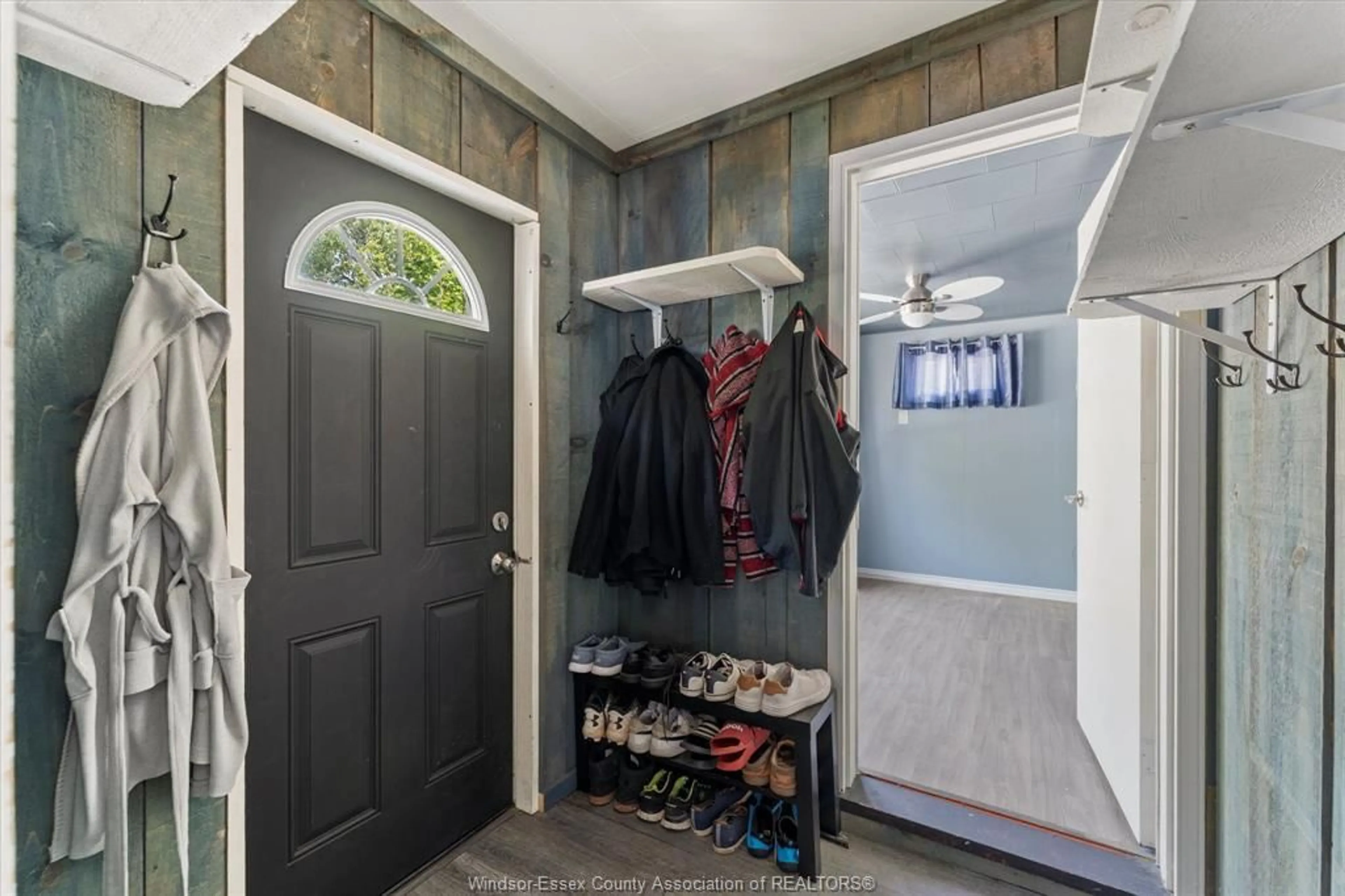 Indoor entryway for 165 PARK St, Amherstburg Ontario N9V 1P3