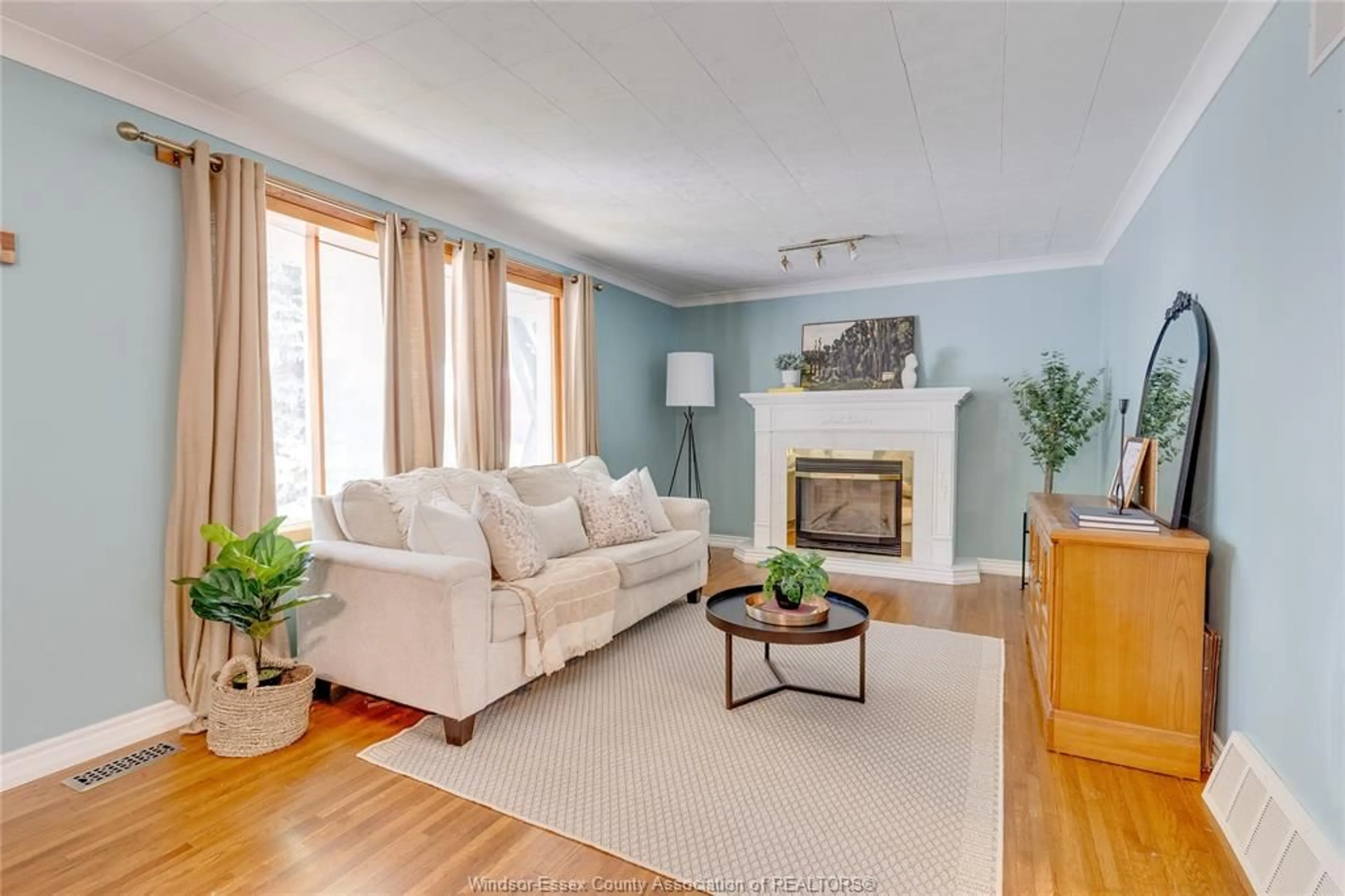 Living room with furniture, wood/laminate floor for 1251 TILSTON, Windsor Ontario N9B 3C6