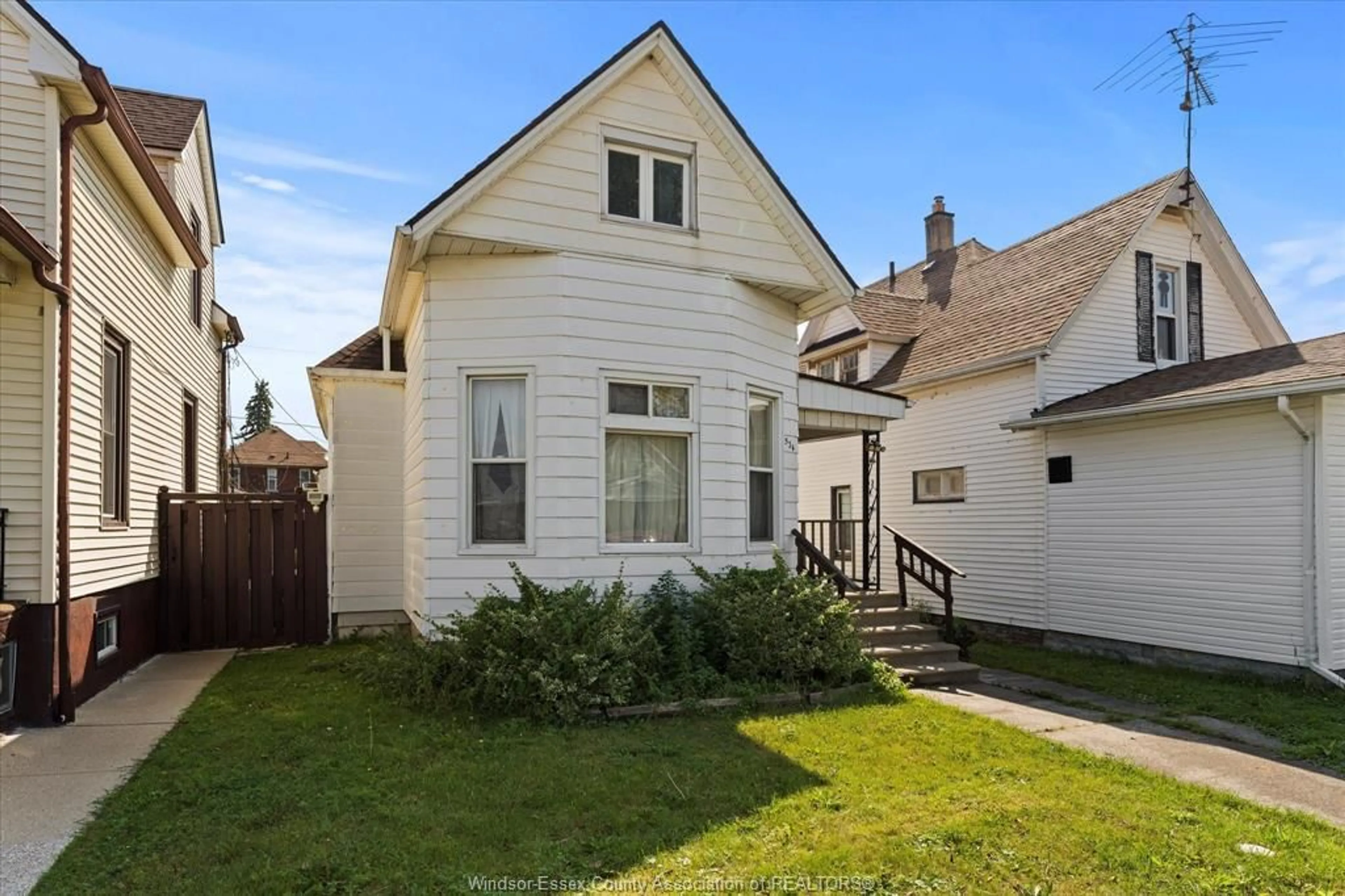 A pic from outside/outdoor area/front of a property/back of a property/a pic from drone, street for 534 PIERRE Ave, Windsor Ontario N9A 2K2