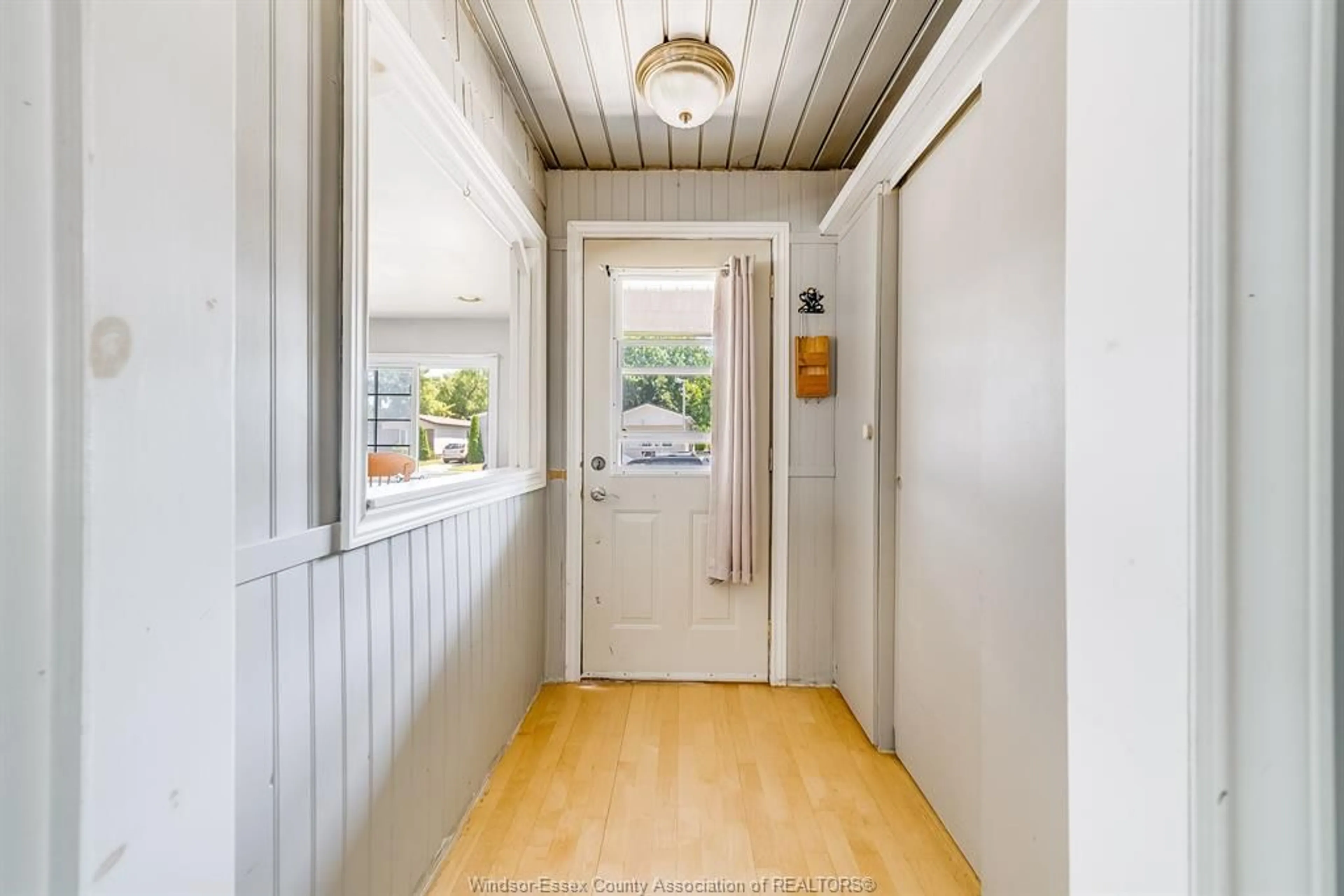 Indoor entryway for 6 MAPLE Dr, McGregor Ontario N0R 1J0
