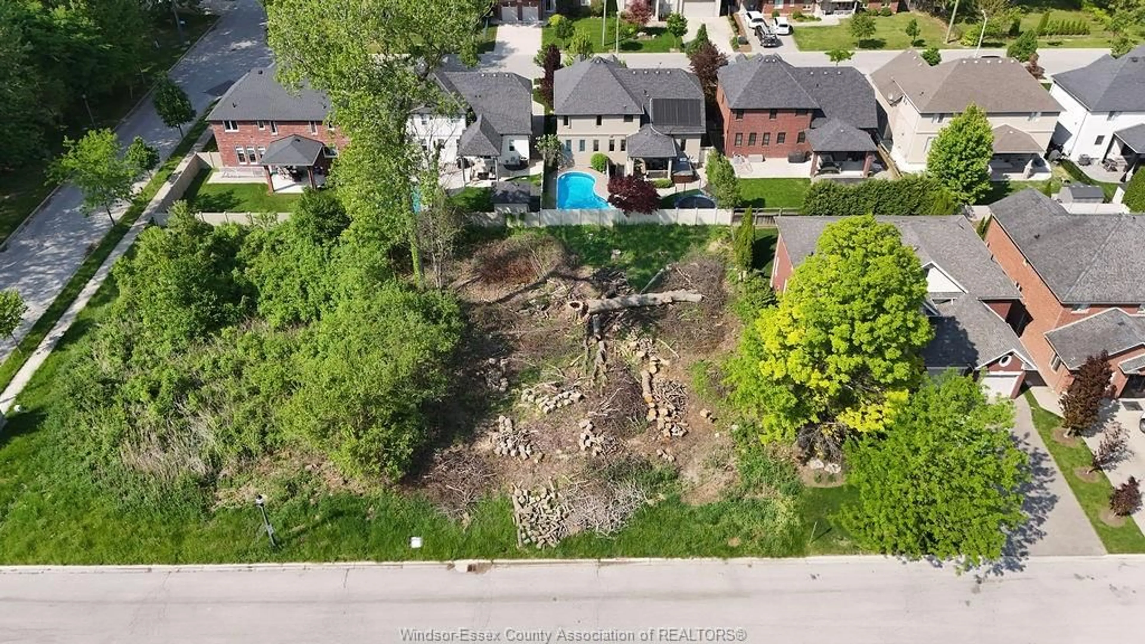 A pic from outside/outdoor area/front of a property/back of a property/a pic from drone, street for 1220 LYONS Ave, LaSalle Ontario N9J 3Y6