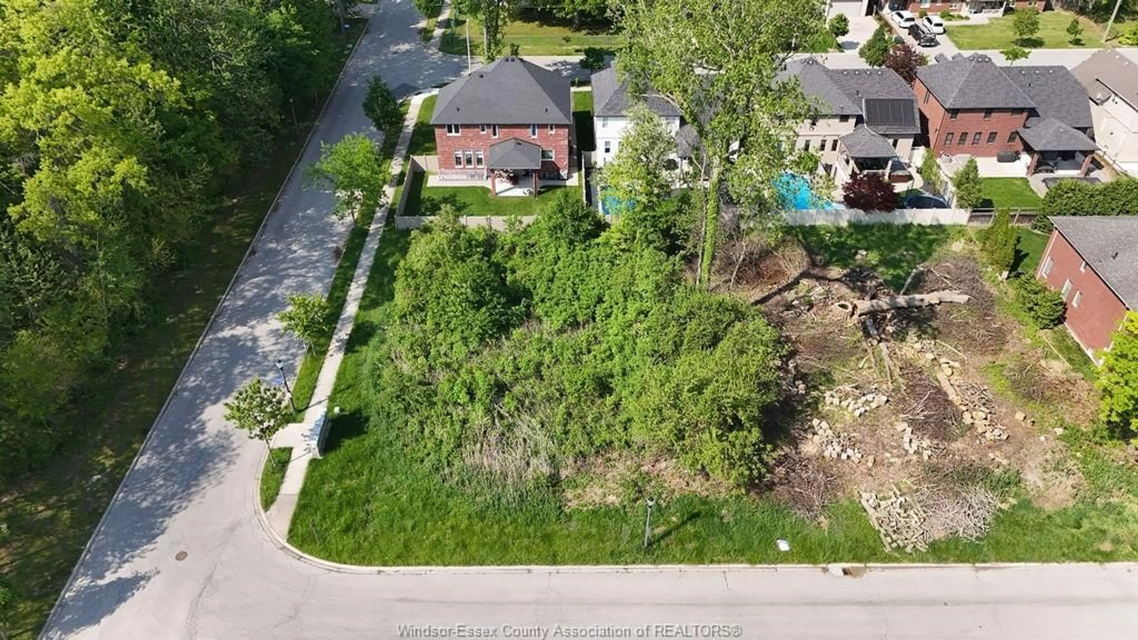 A pic from outside/outdoor area/front of a property/back of a property/a pic from drone, street for 1220 LYONS Ave, LaSalle Ontario N9J 3Y6