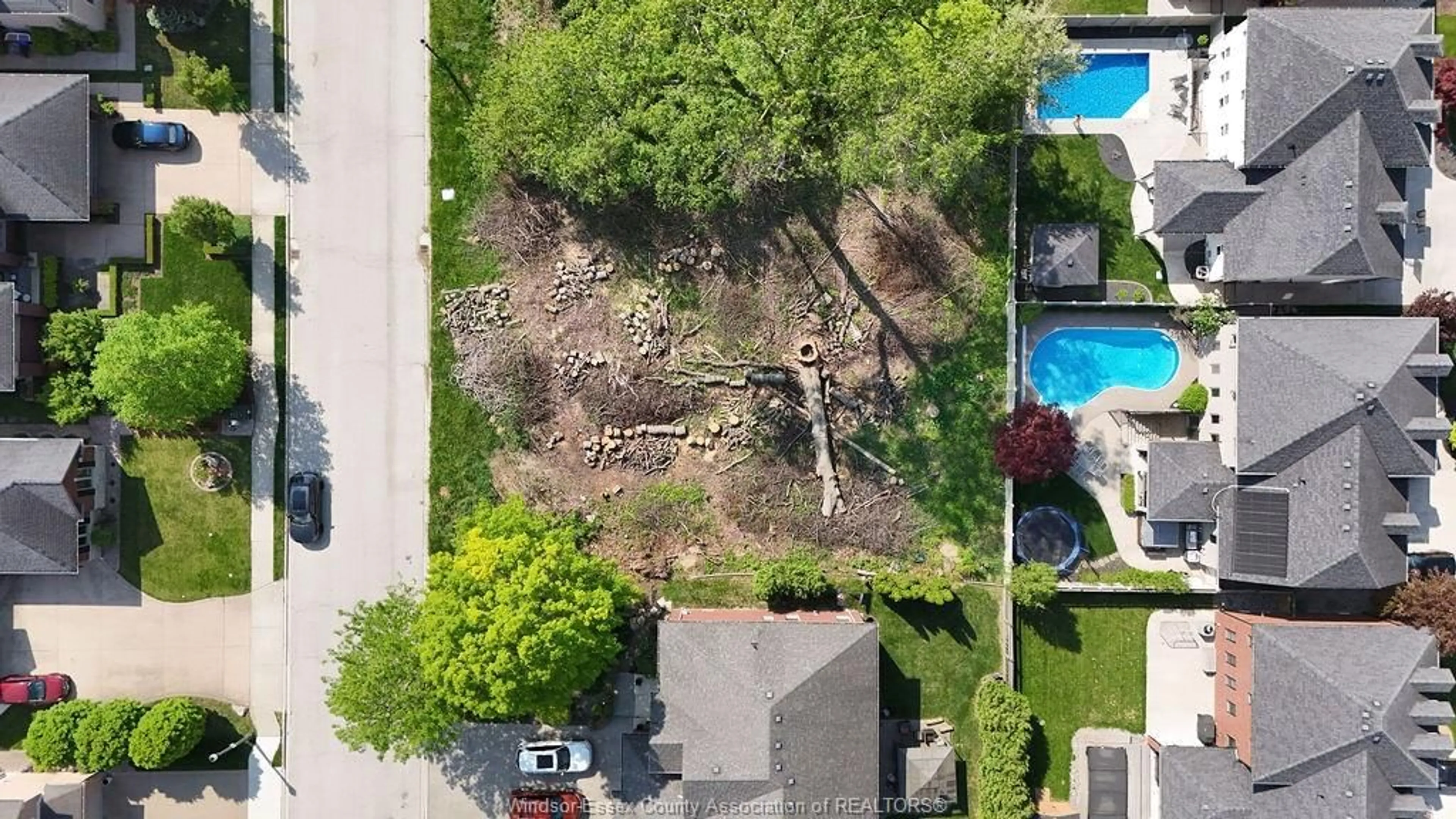 A pic from outside/outdoor area/front of a property/back of a property/a pic from drone, street for 1220 LYONS Ave, LaSalle Ontario N9J 3Y6