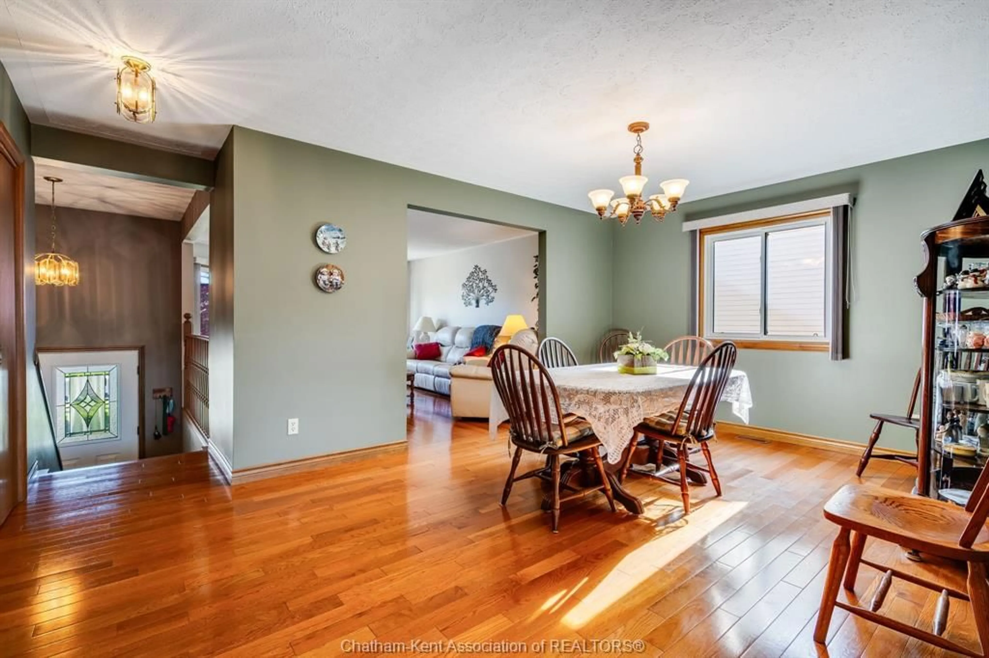 Dining room, wood/laminate floor for 47 McKee Rd, Wallaceburg Ontario N8A 4P9