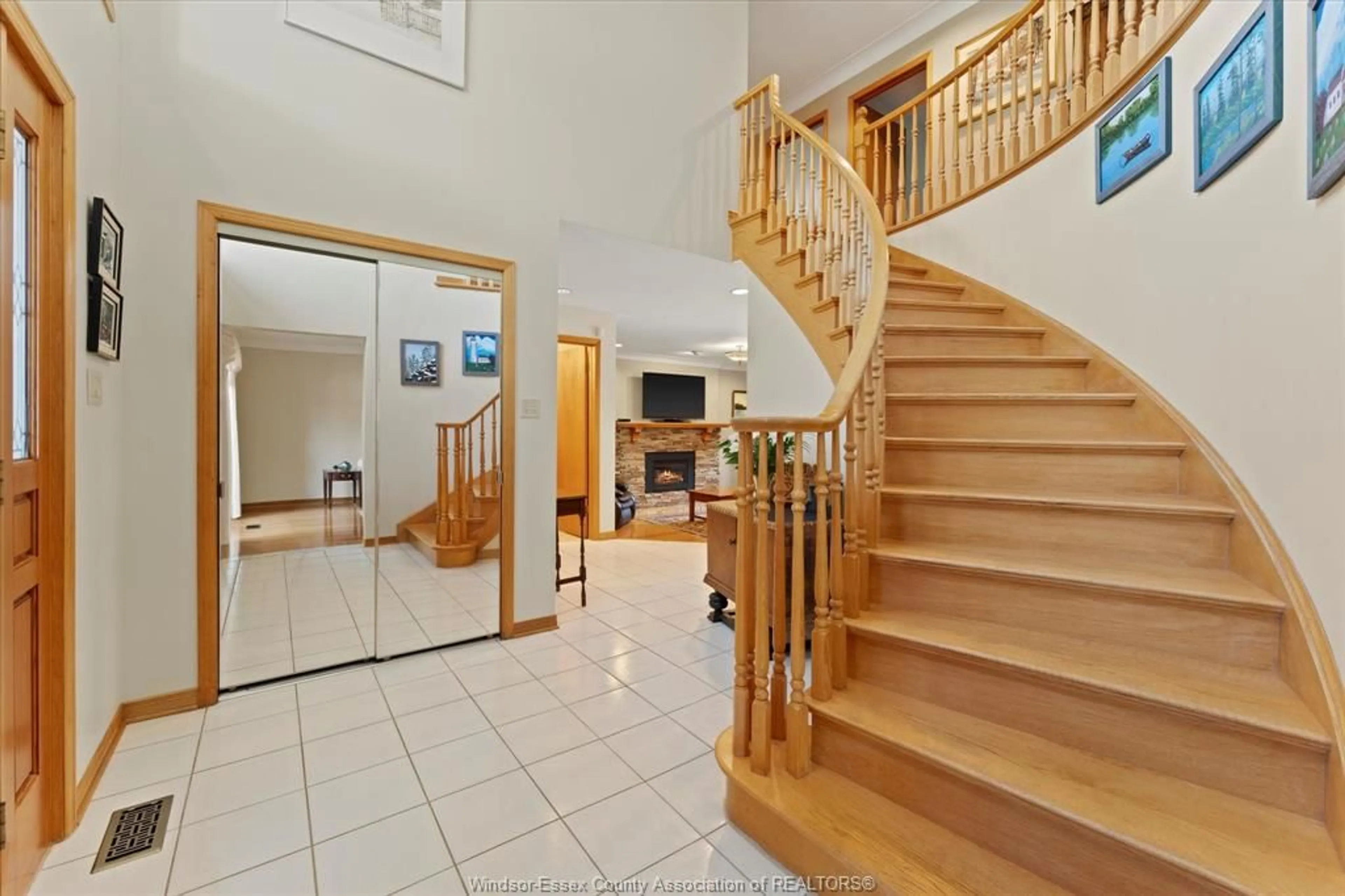 Indoor foyer for 2850 St. Clair Ave, Windsor Ontario N9E 4B4