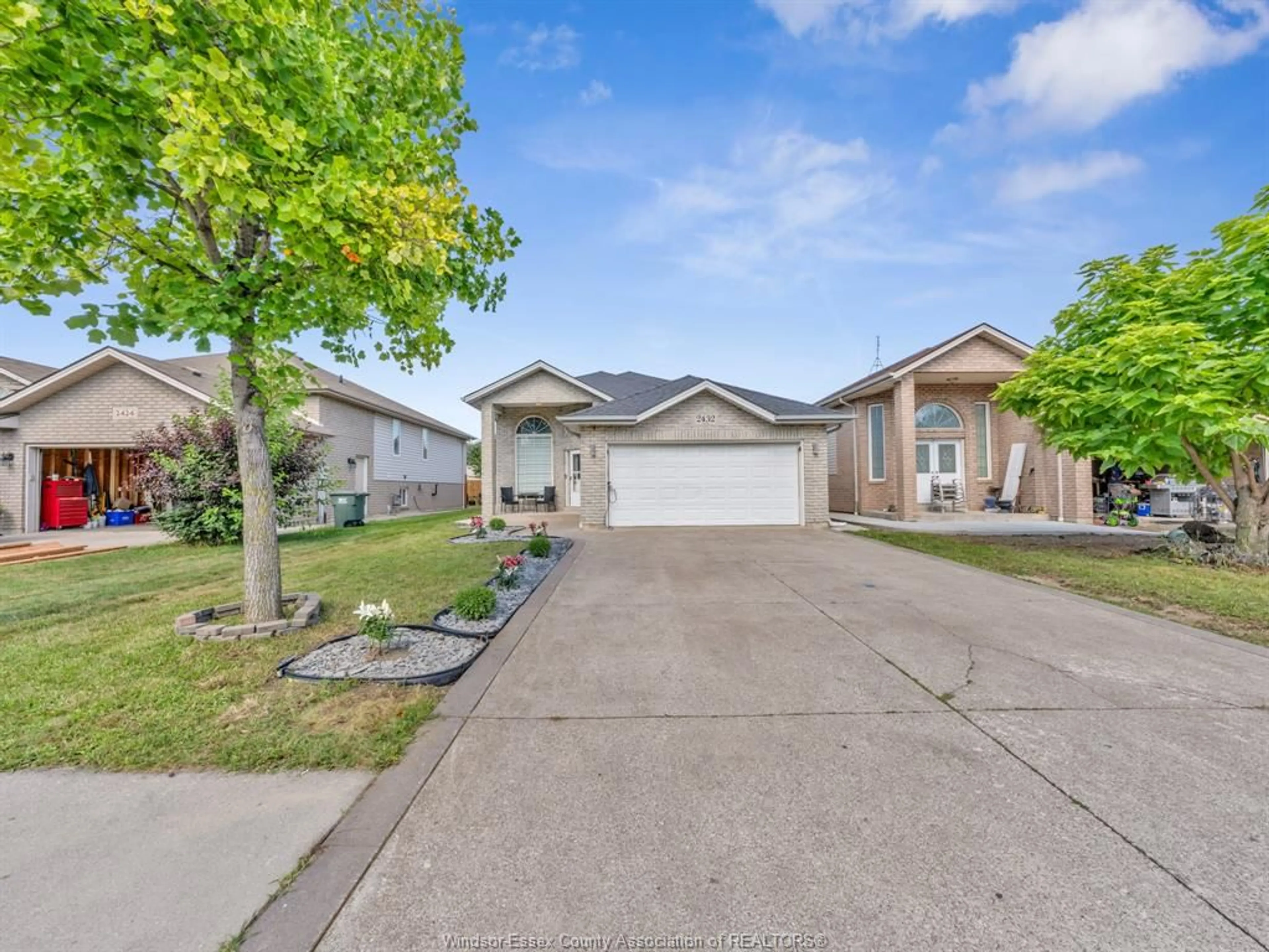 A pic from outside/outdoor area/front of a property/back of a property/a pic from drone, street for 2432 ASKIN, Windsor Ontario N9E 4Z1