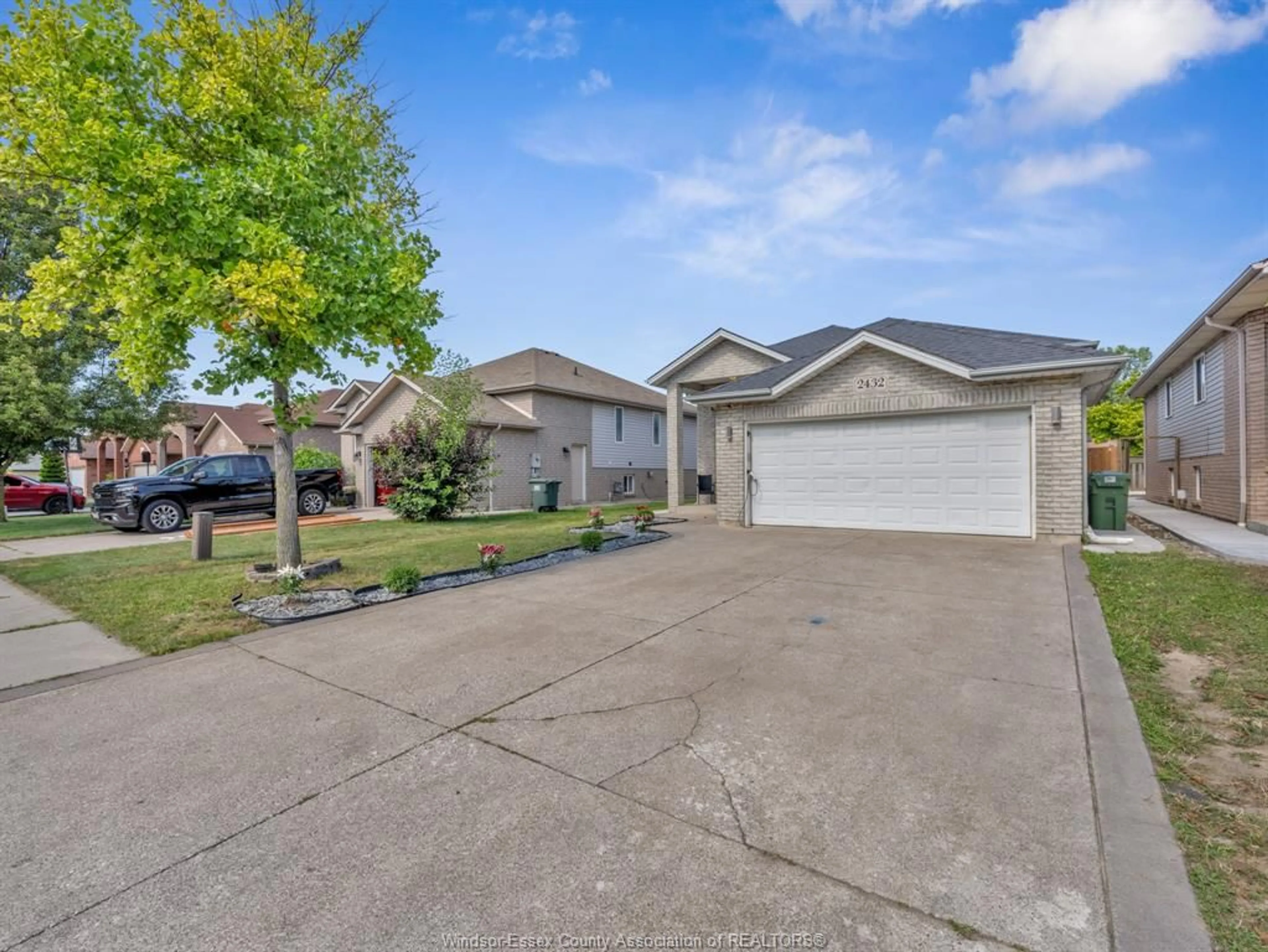 A pic from outside/outdoor area/front of a property/back of a property/a pic from drone, street for 2432 ASKIN, Windsor Ontario N9E 4Z1
