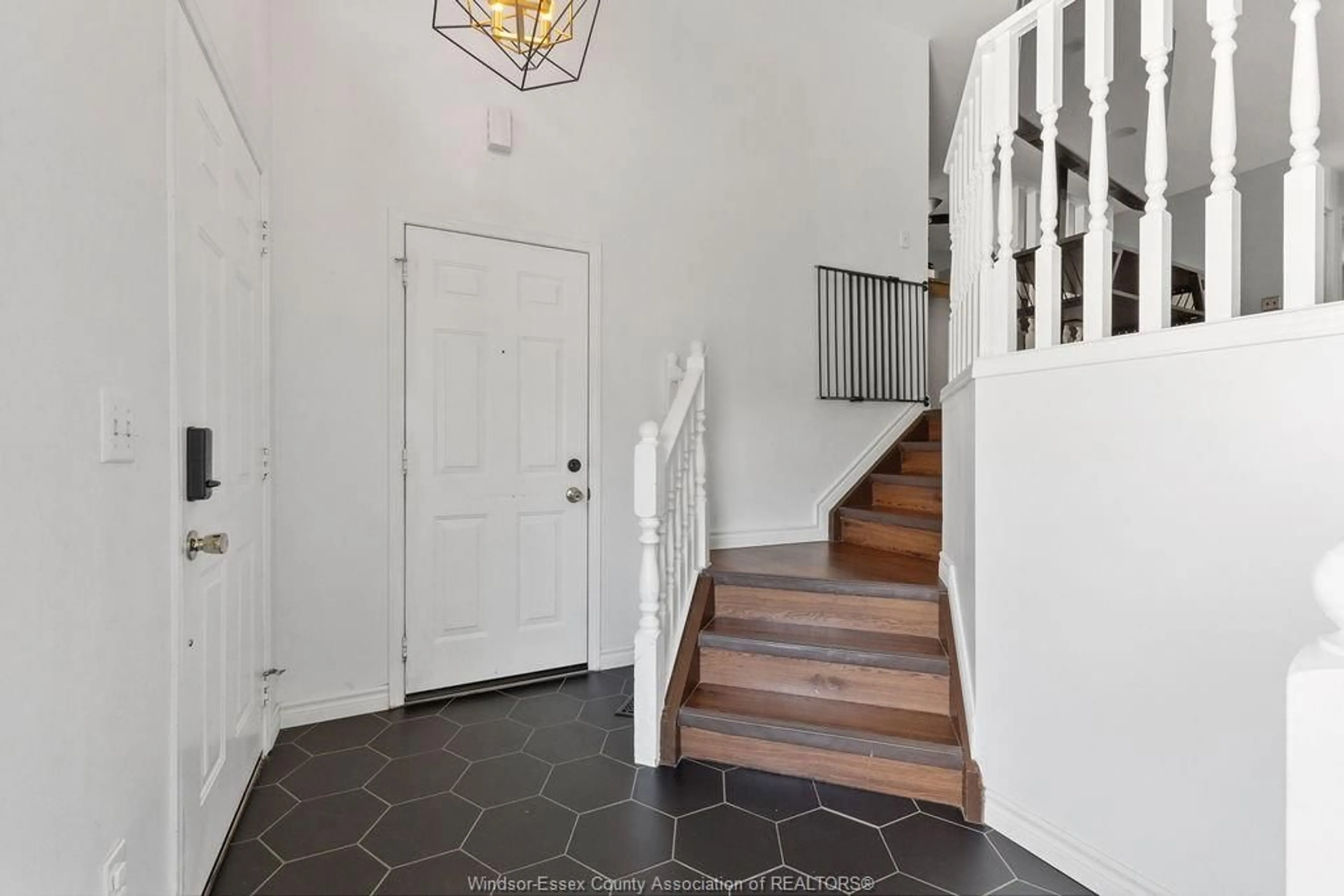 Indoor foyer for 444 MERRILL, LaSalle Ontario N9J 3N6