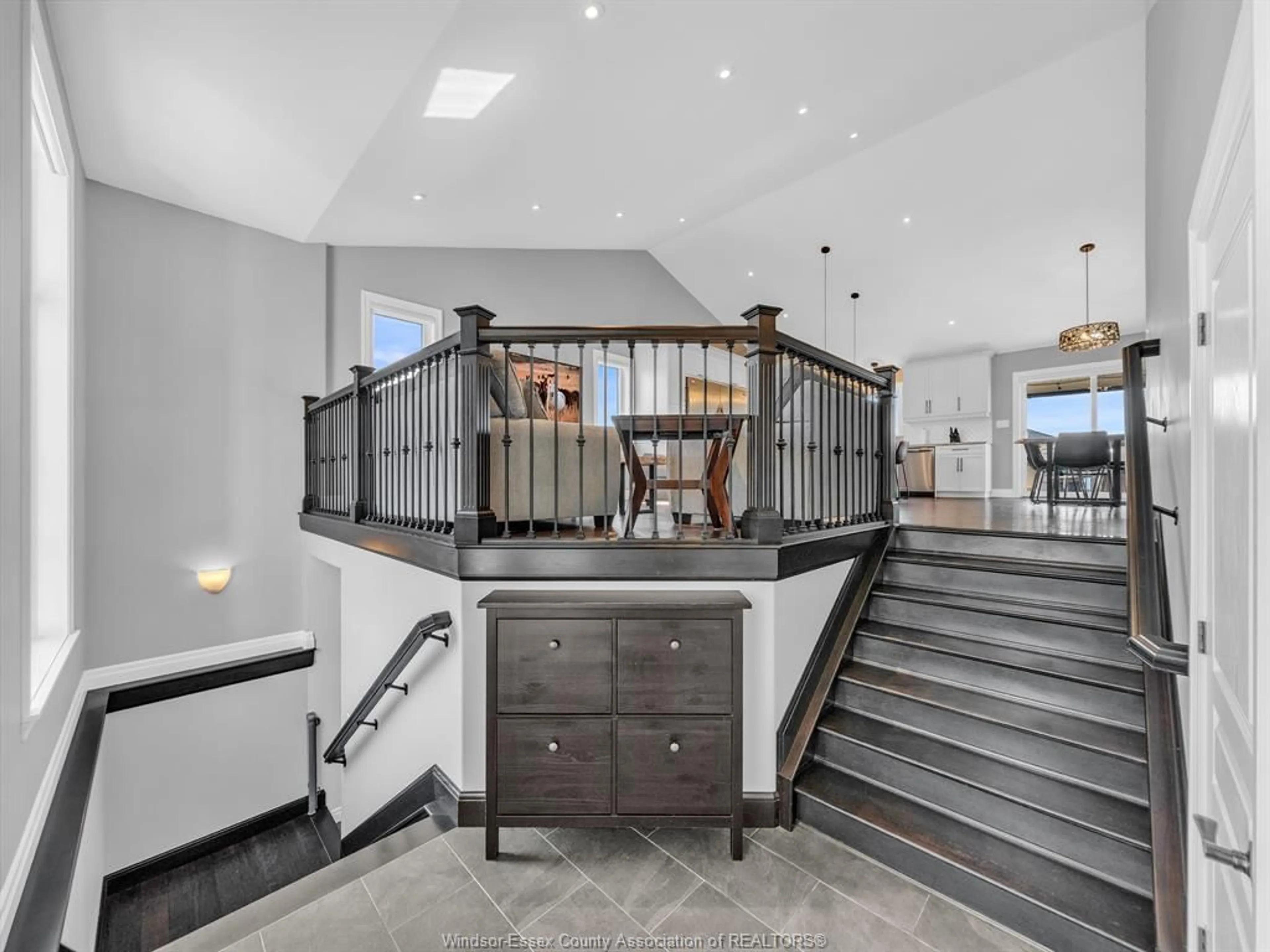 Indoor foyer for 247 MEADOWVIEW, Amherstburg Ontario N9V 0G1