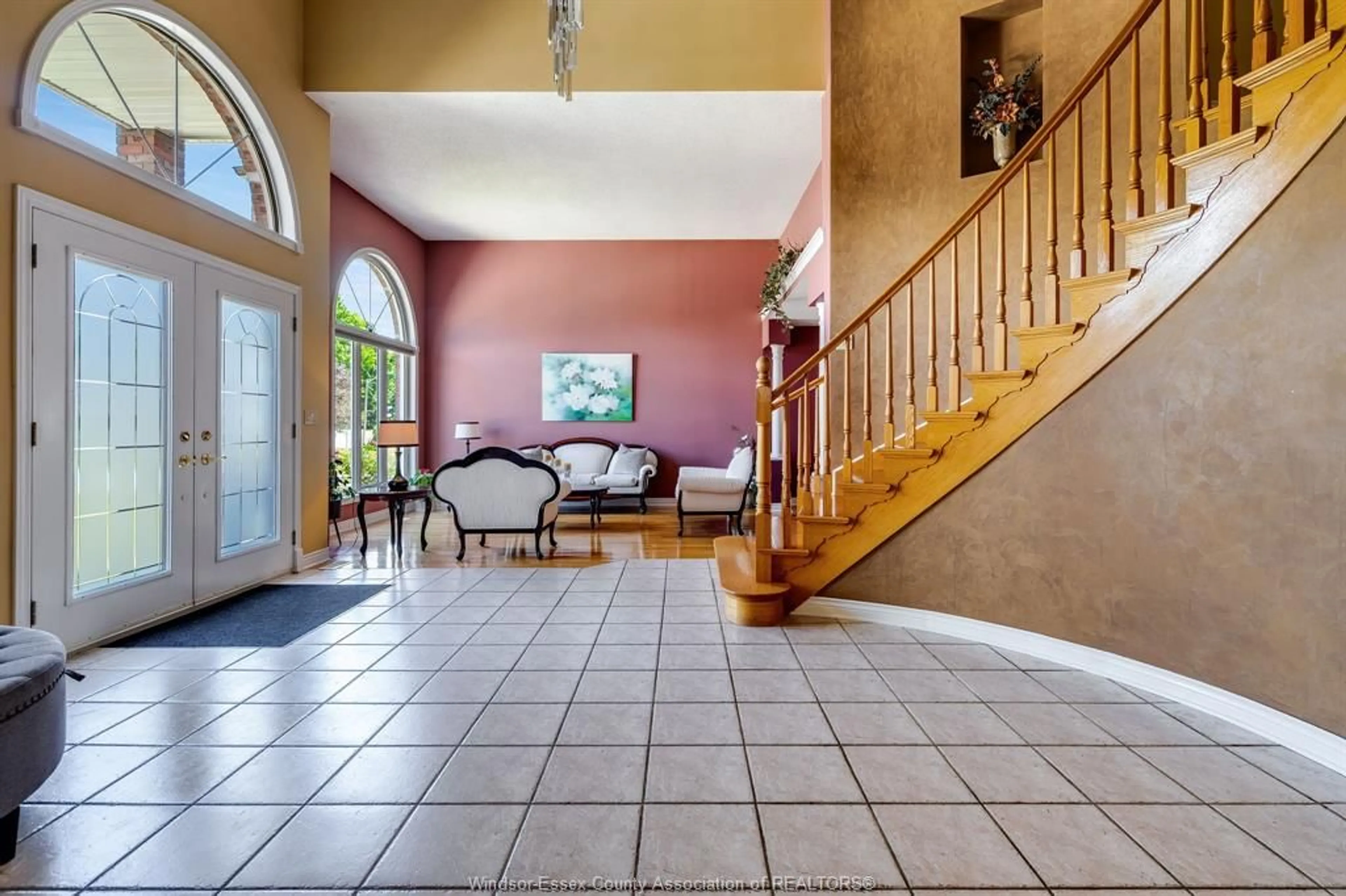 Indoor foyer for 93 McCallum St, Kingsville Ontario N9Y 1C1