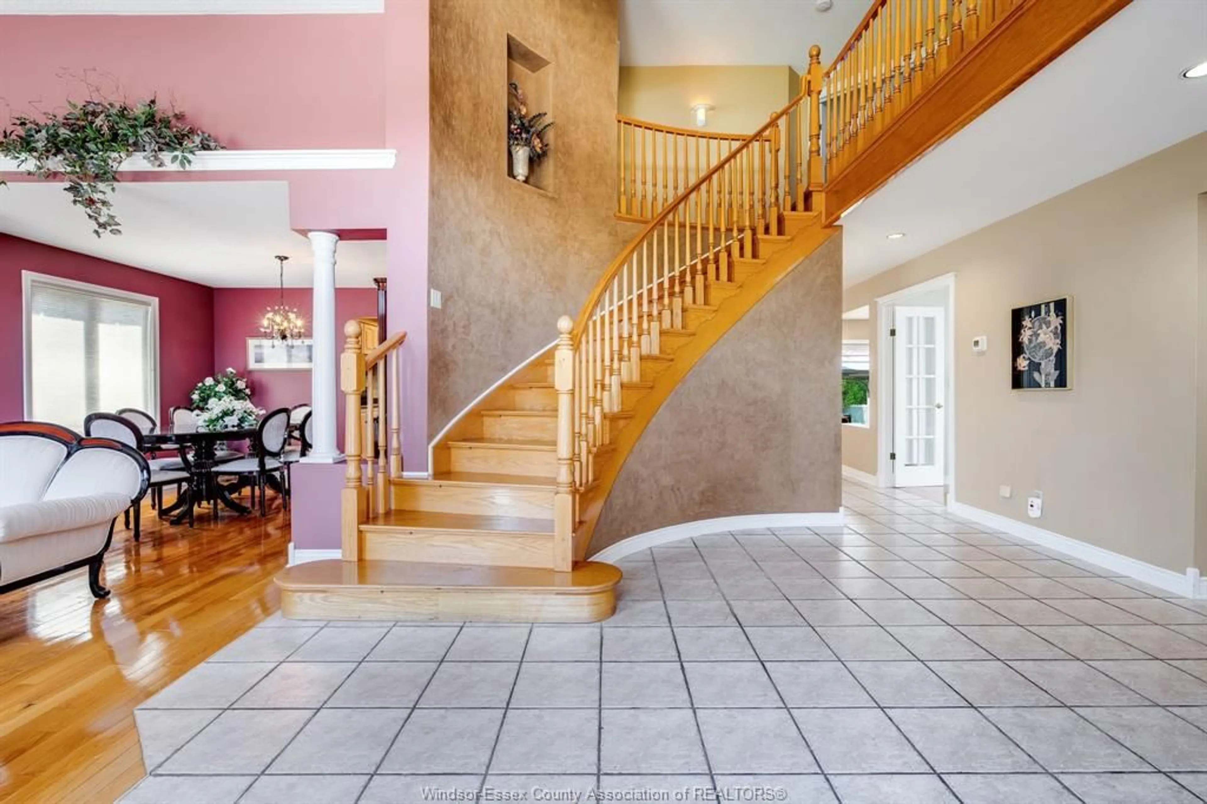Indoor foyer for 93 McCallum St, Kingsville Ontario N9Y 1C1