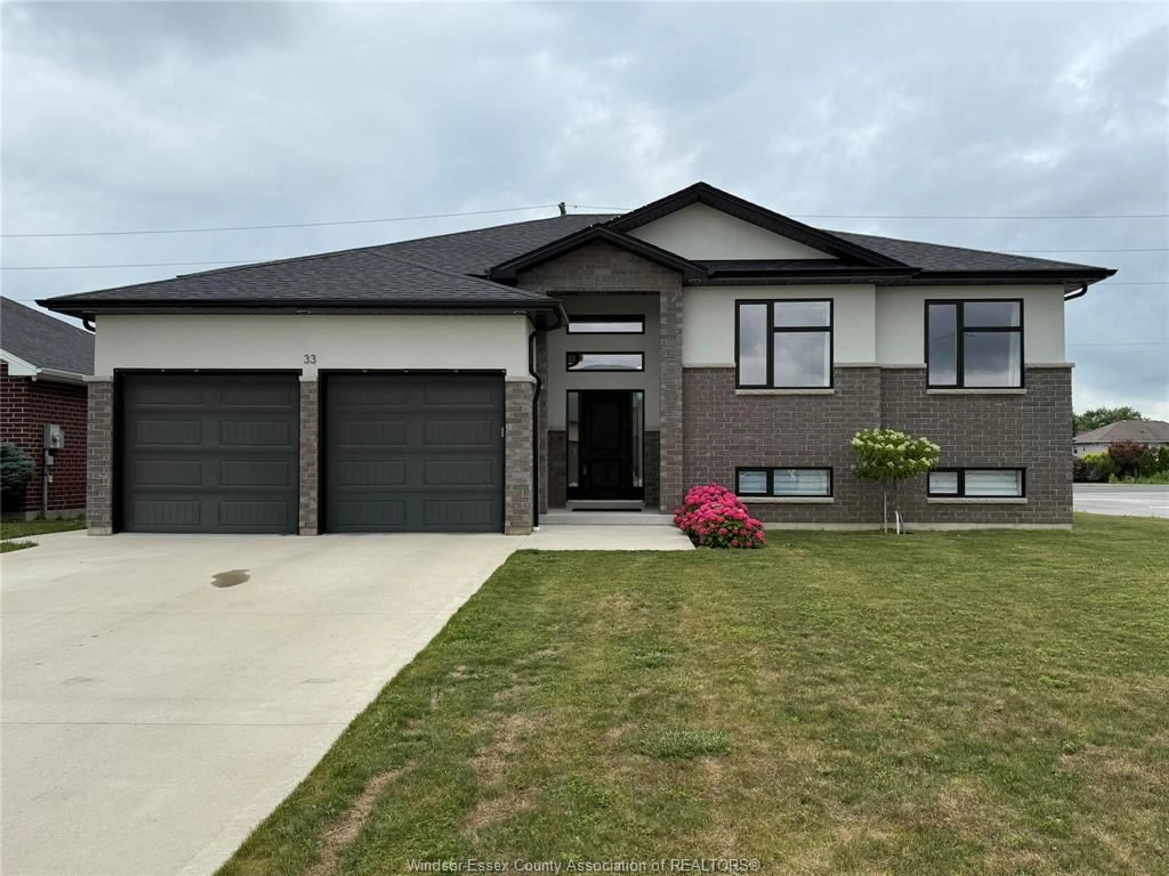 Home with vinyl exterior material, street for 33 SUNNINGDALE Dr, Leamington Ontario N8H 0C4