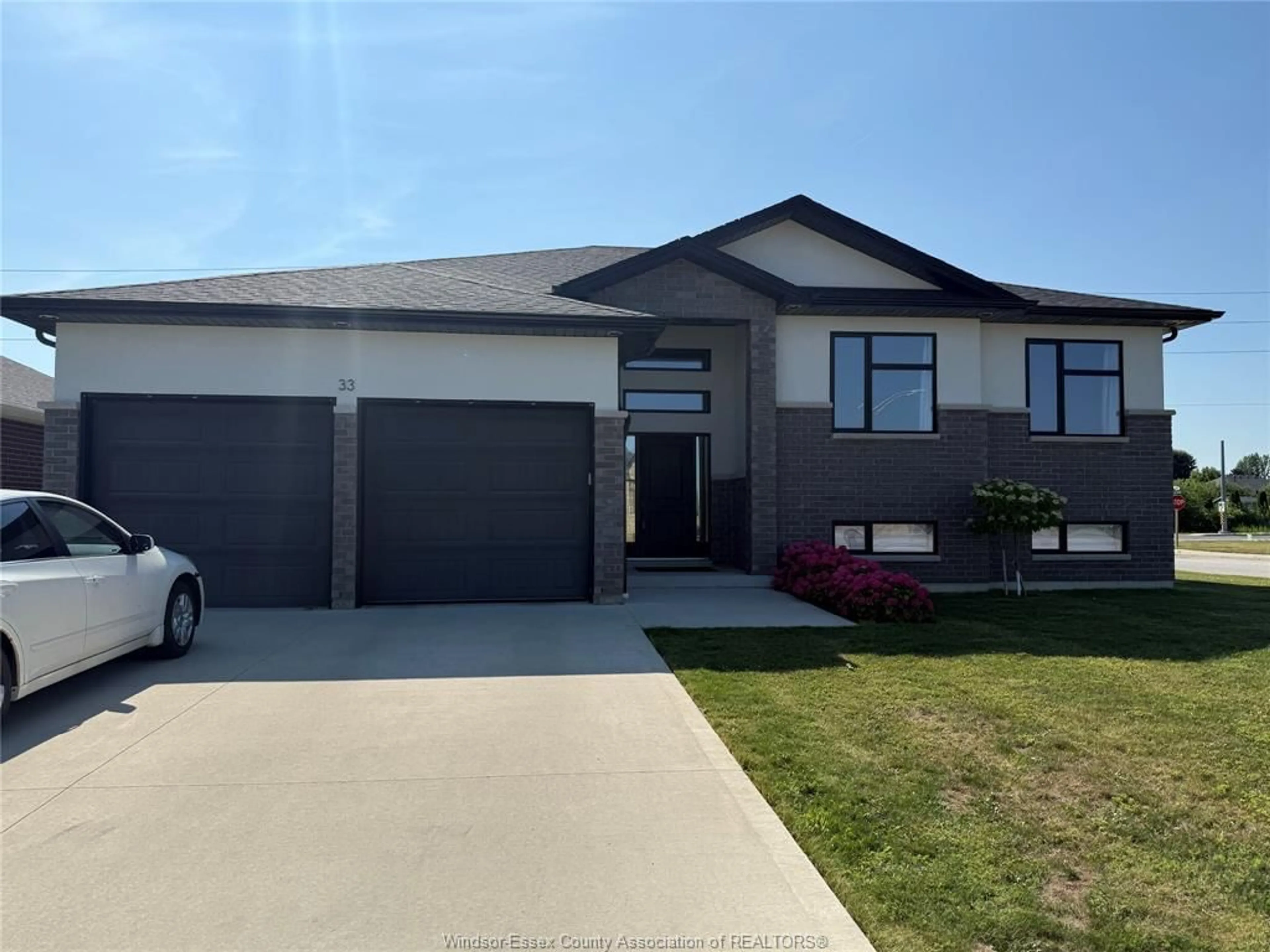Home with vinyl exterior material, street for 33 SUNNINGDALE Dr, Leamington Ontario N8H 0C4