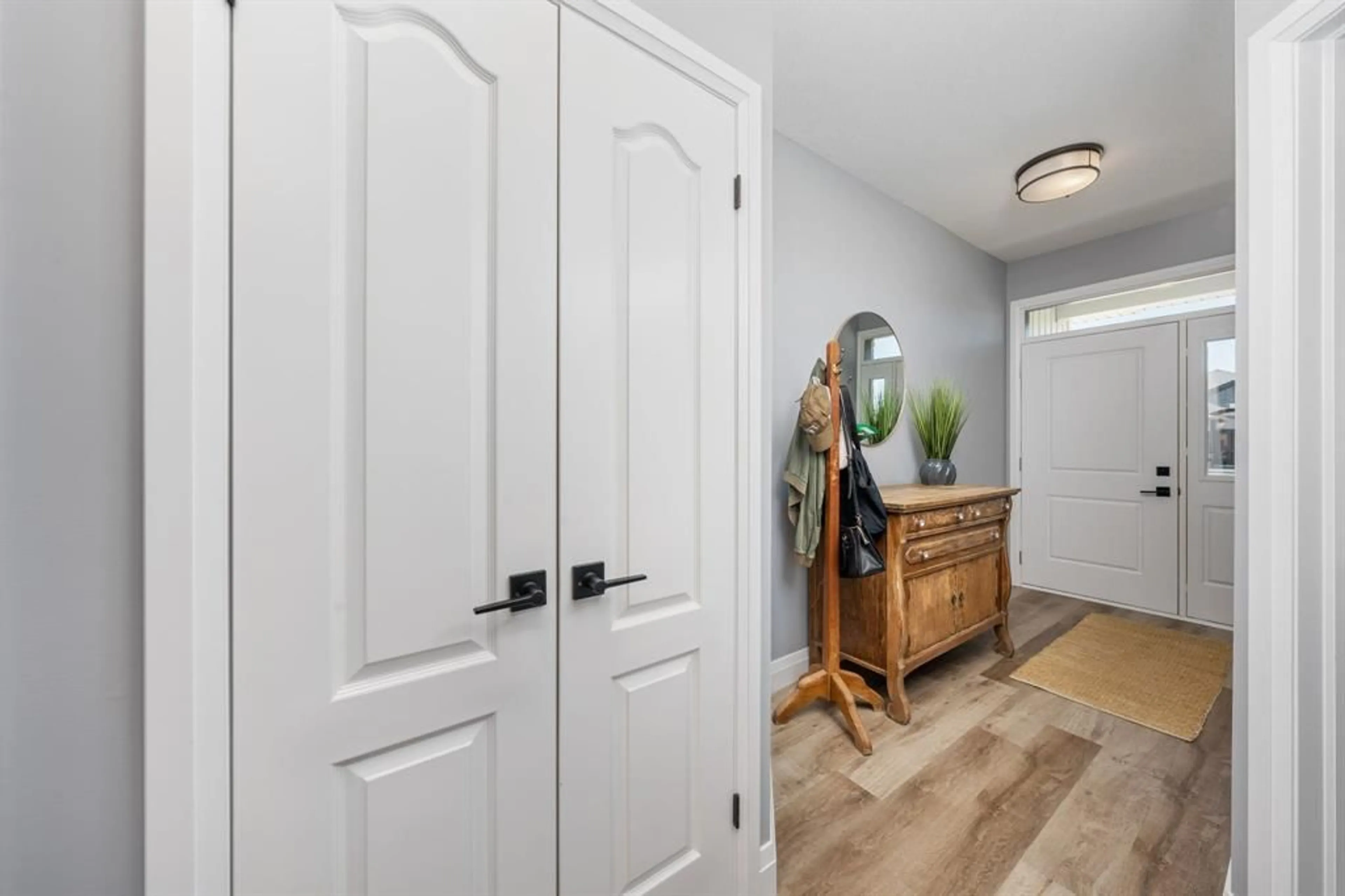 Indoor entryway for 484 THAMES St, Plympton-Wyoming Ontario N0N 1T0