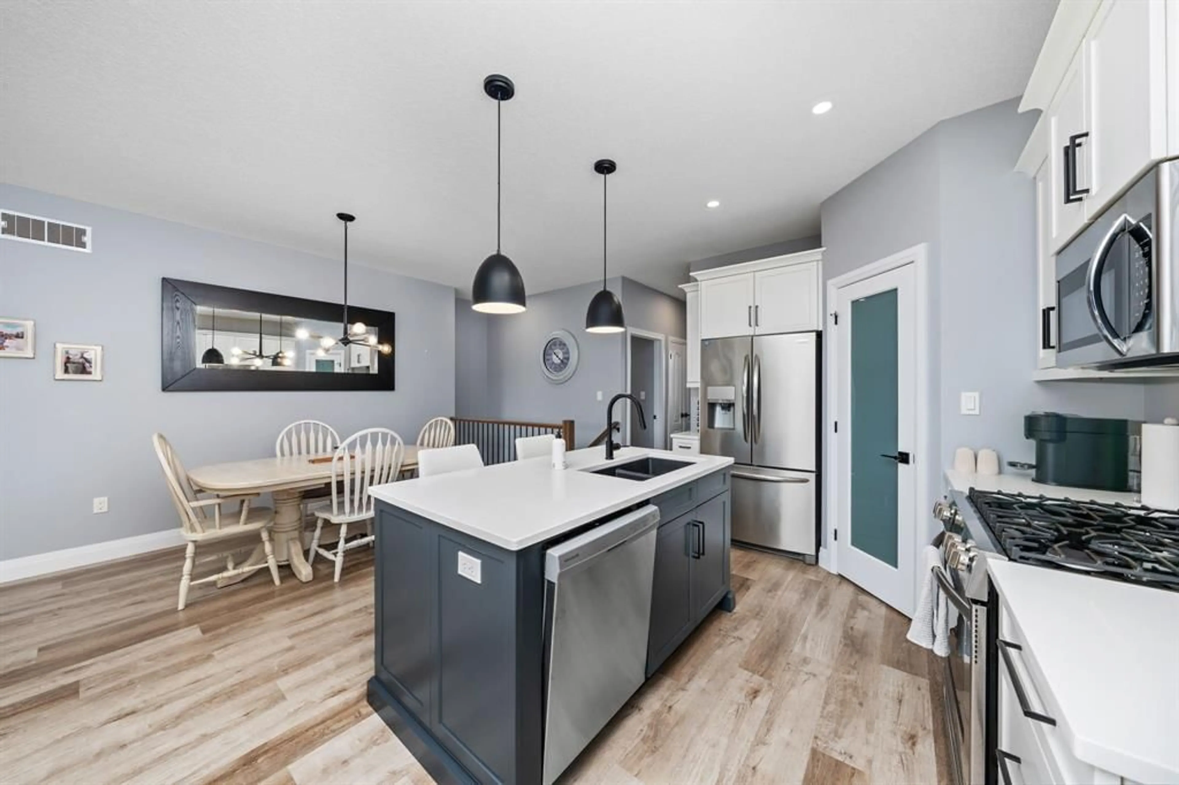Open concept kitchen, unknown for 484 THAMES St, Plympton-Wyoming Ontario N0N 1T0