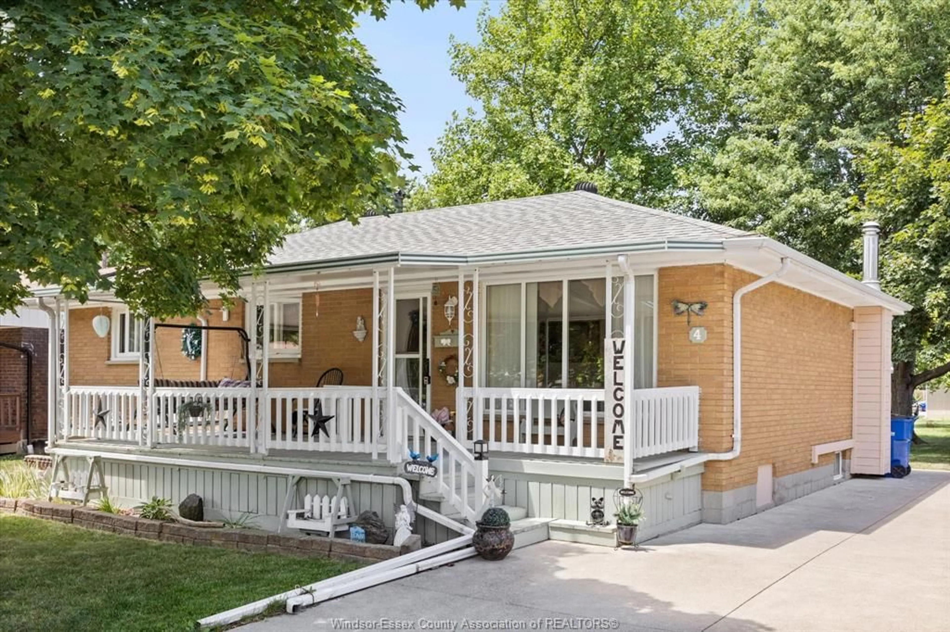 Home with vinyl exterior material, street for 4 SUNSET Pl, Tilbury Ontario N0P 2L0