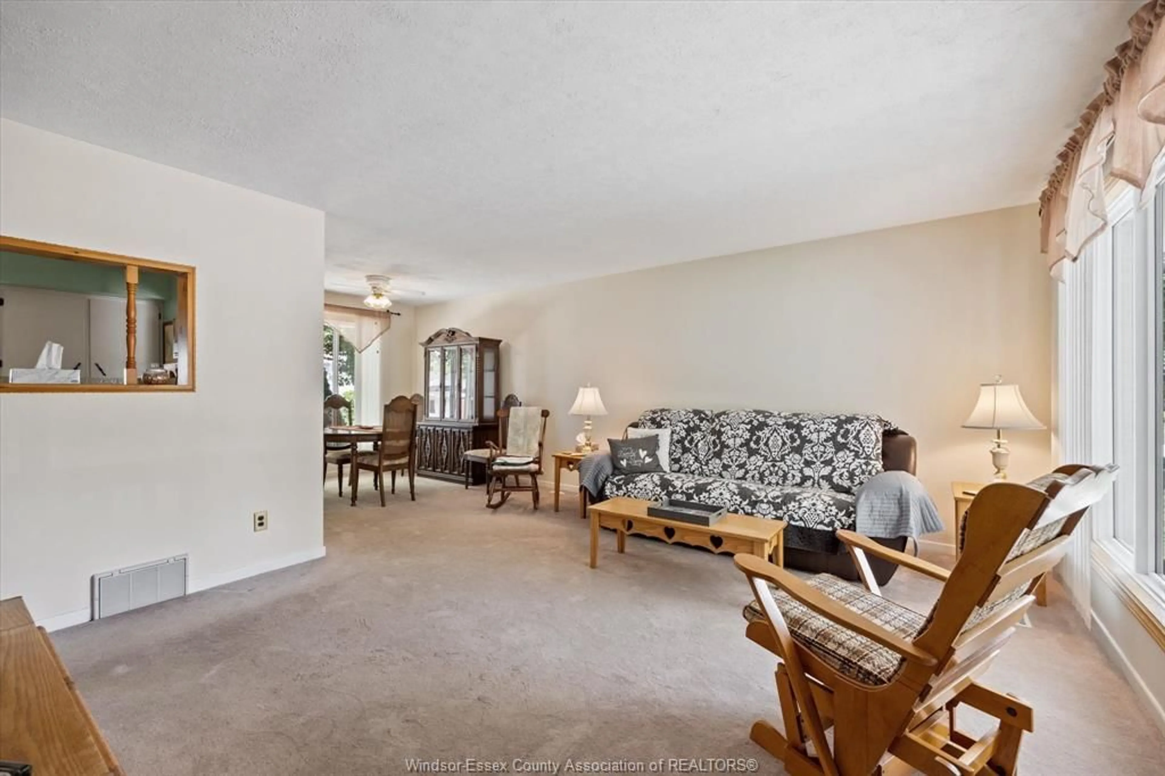 Living room with furniture, carpet floor for 4 SUNSET Pl, Tilbury Ontario N0P 2L0