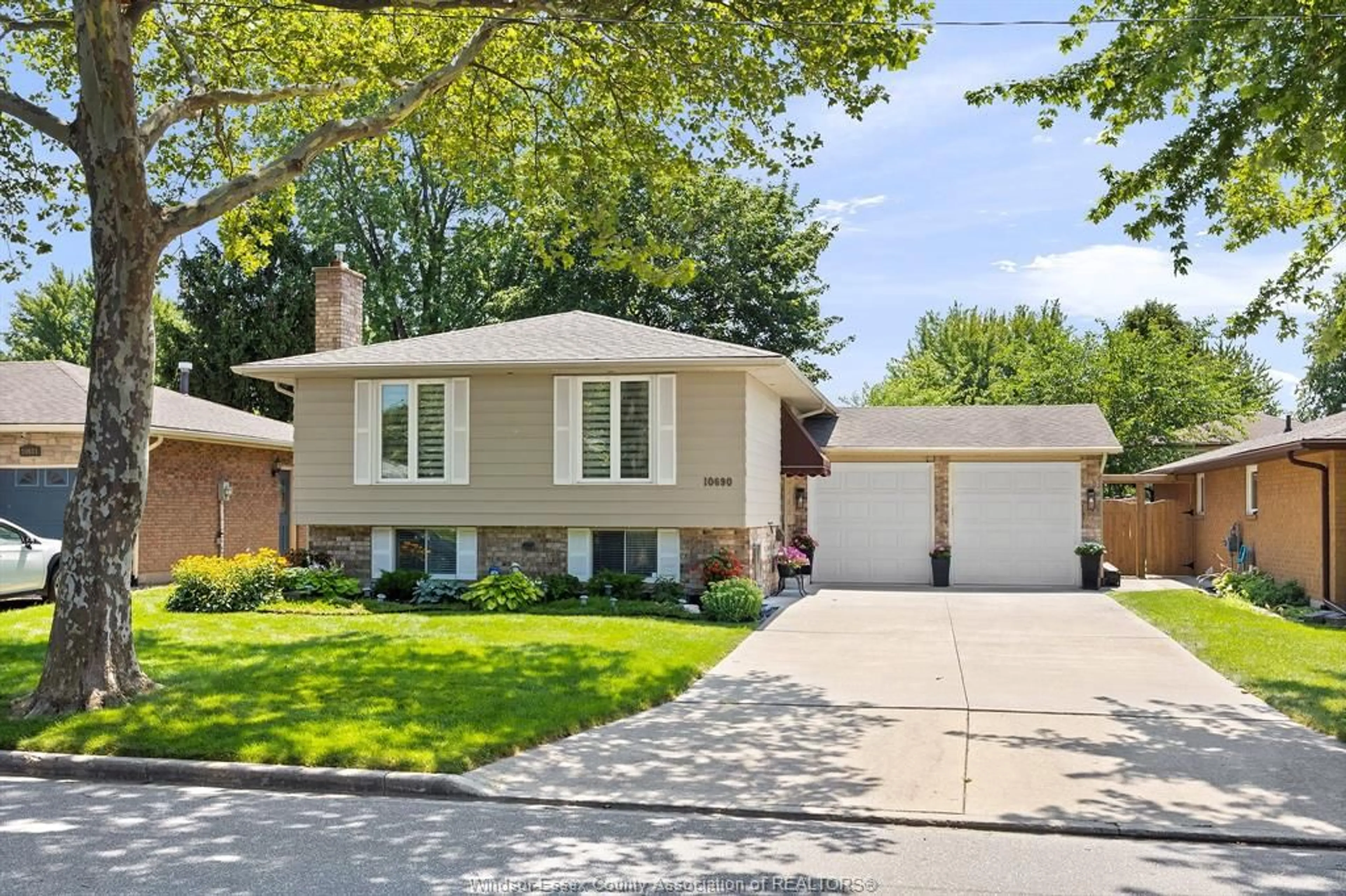 Home with vinyl exterior material, street for 10690 HALSTEAD Cres, Windsor Ontario N8R 2C4W