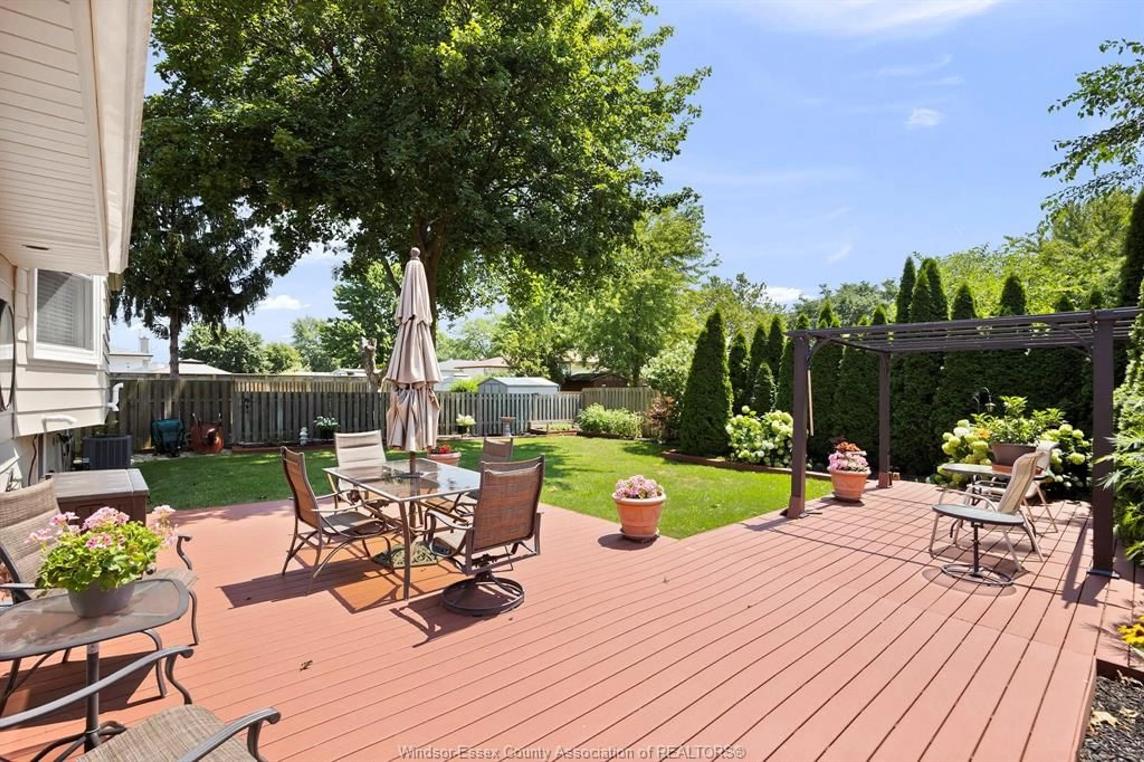 Patio, water/lake/river/ocean view for 10690 HALSTEAD Cres, Windsor Ontario N8R 2C4W
