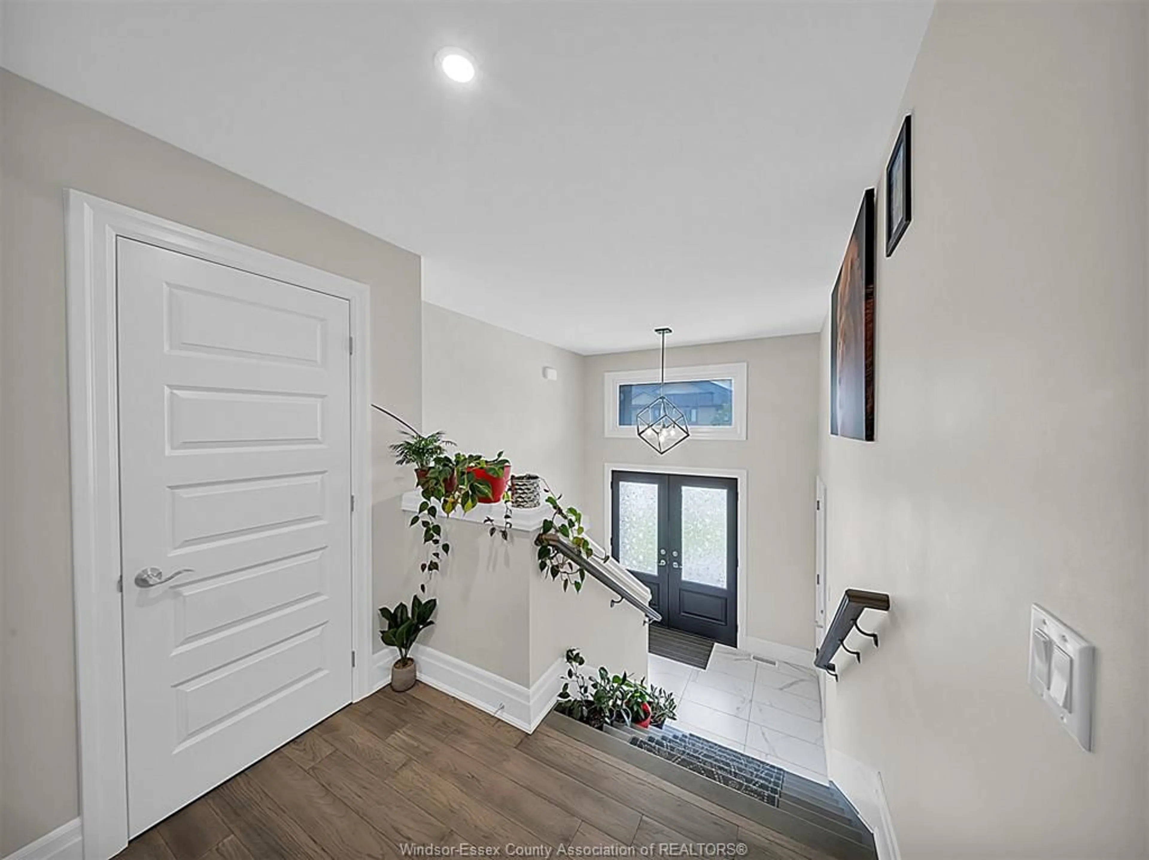Indoor entryway for 151 REED St, Essex Ontario N8M 0B3