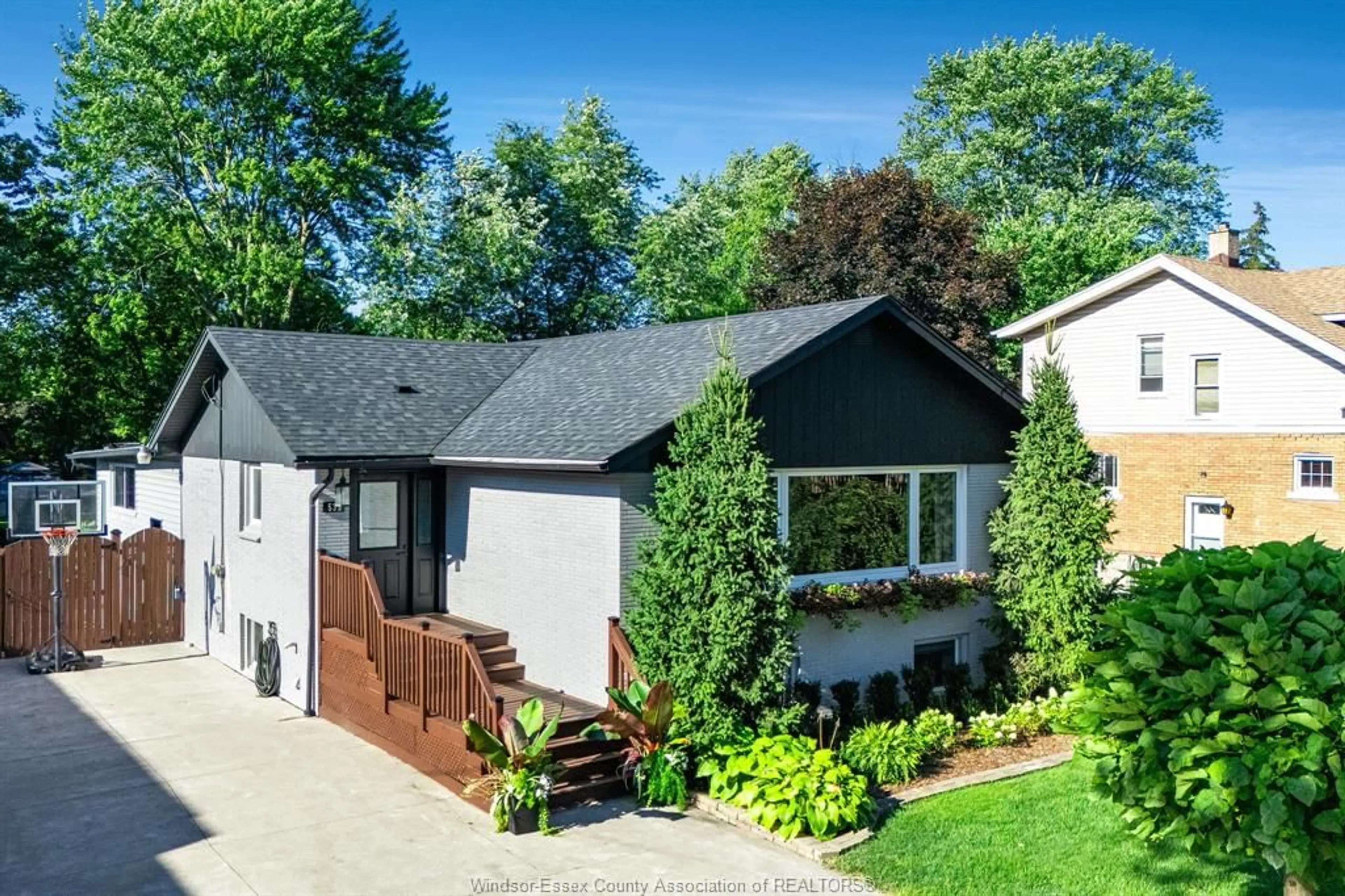 Home with vinyl exterior material, street for 533 Morand, Windsor Ontario N9G 1H7