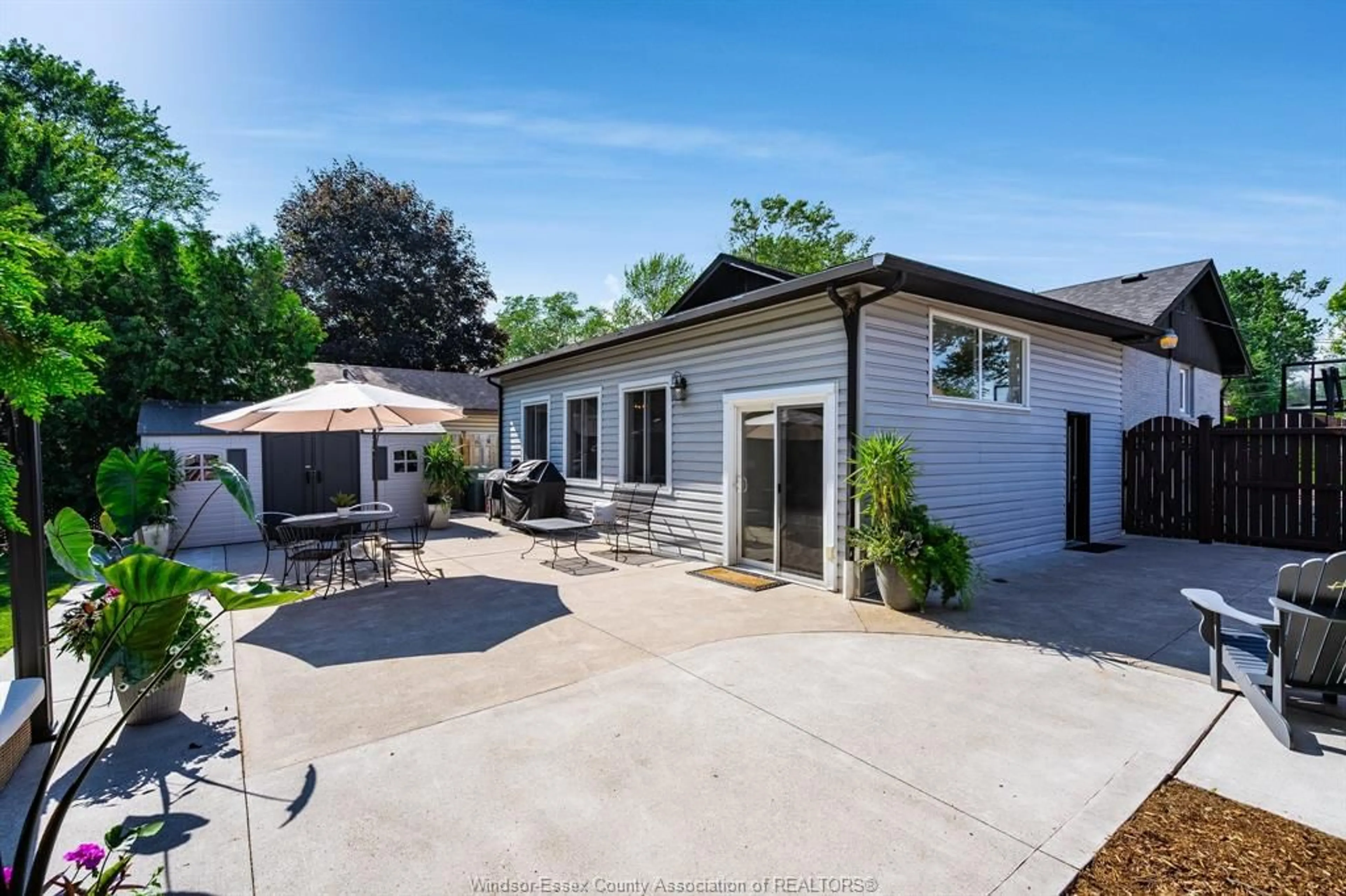 A pic from outside/outdoor area/front of a property/back of a property/a pic from drone, street for 533 Morand, Windsor Ontario N9G 1H7